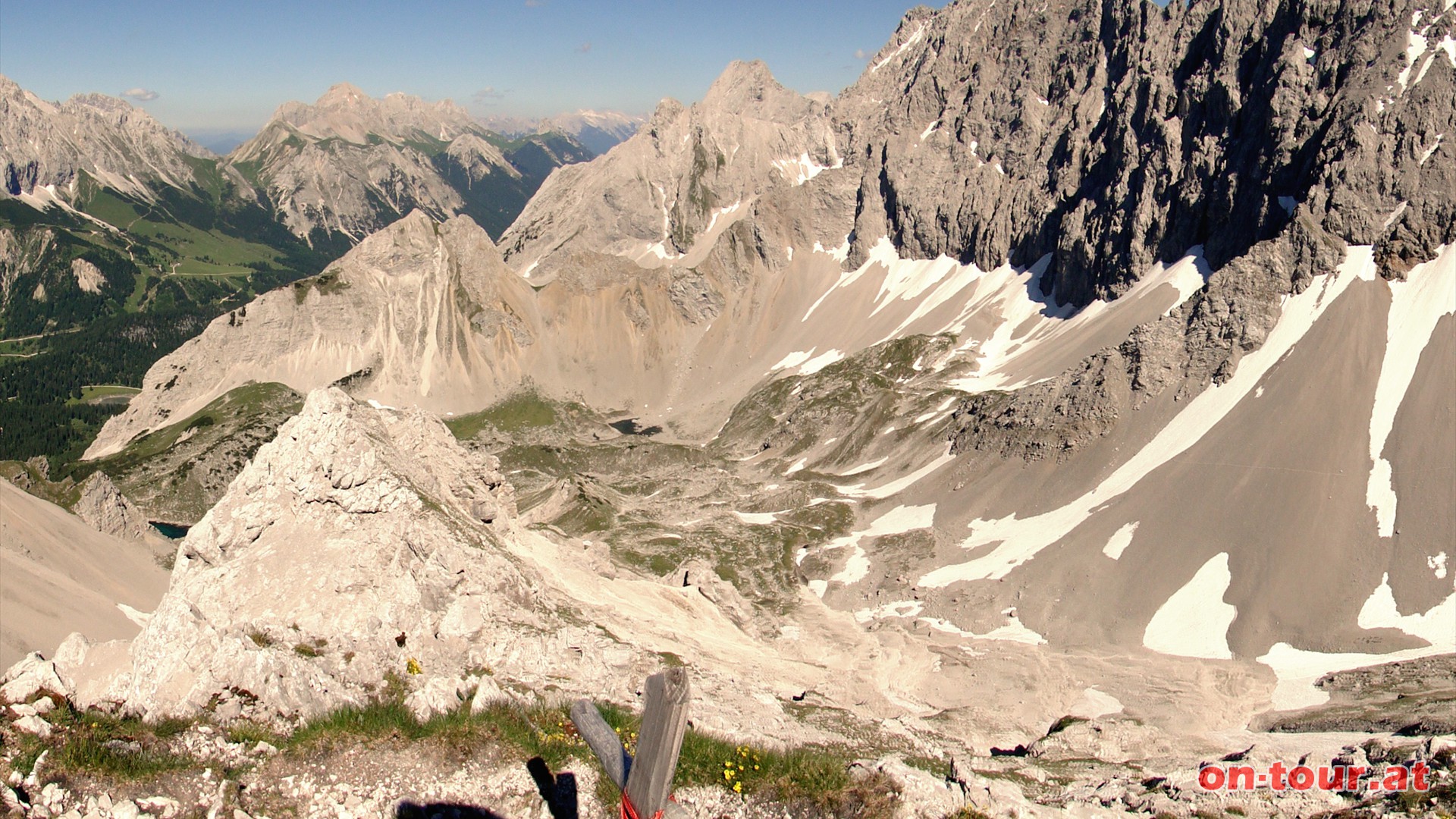 Am Ostgipfel hat man einen tiefen Einblick in das Brendlkar - das Abstiegstal. 