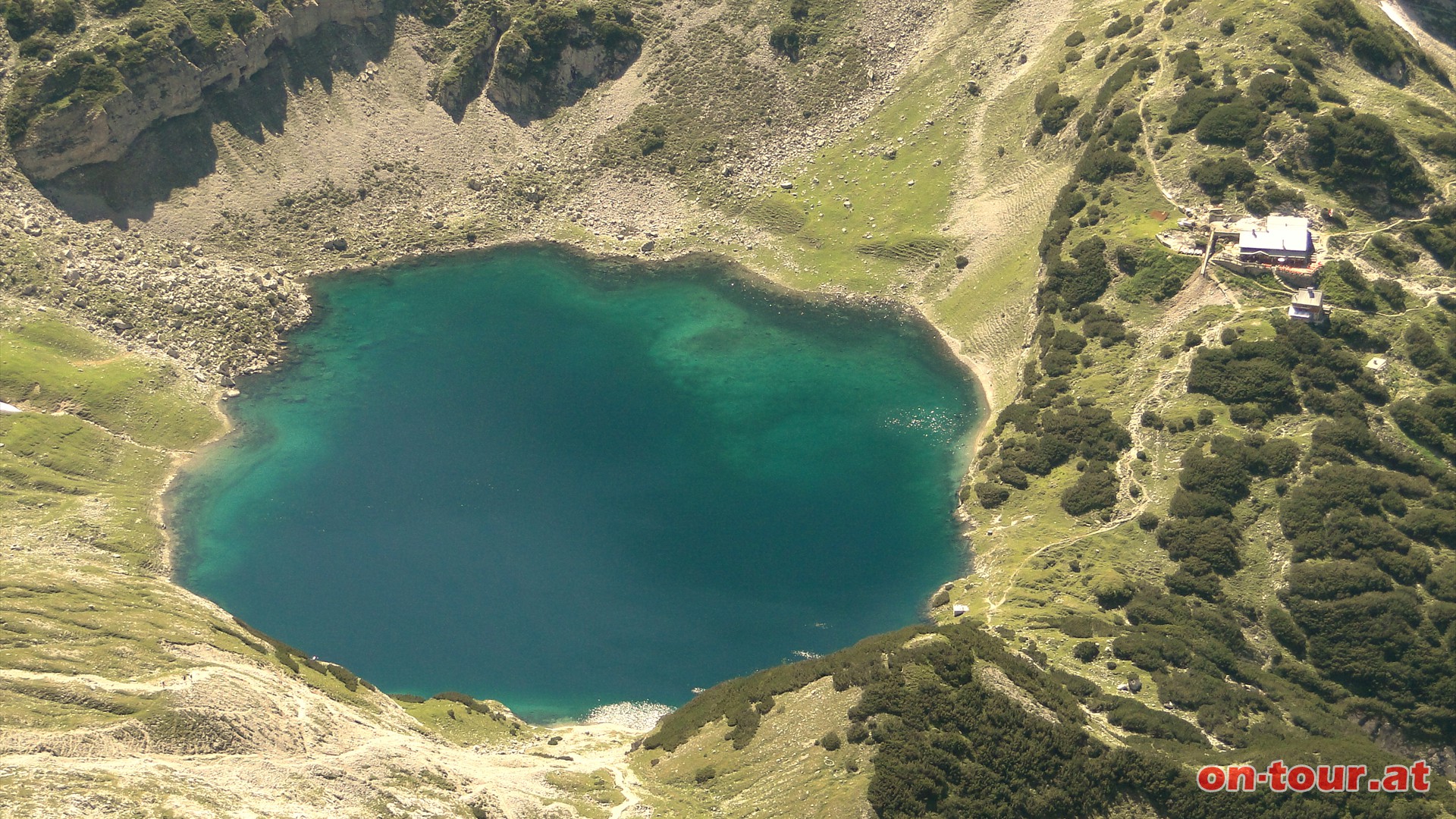 Der tiefblaue Drachensee und die Coburger Htte.