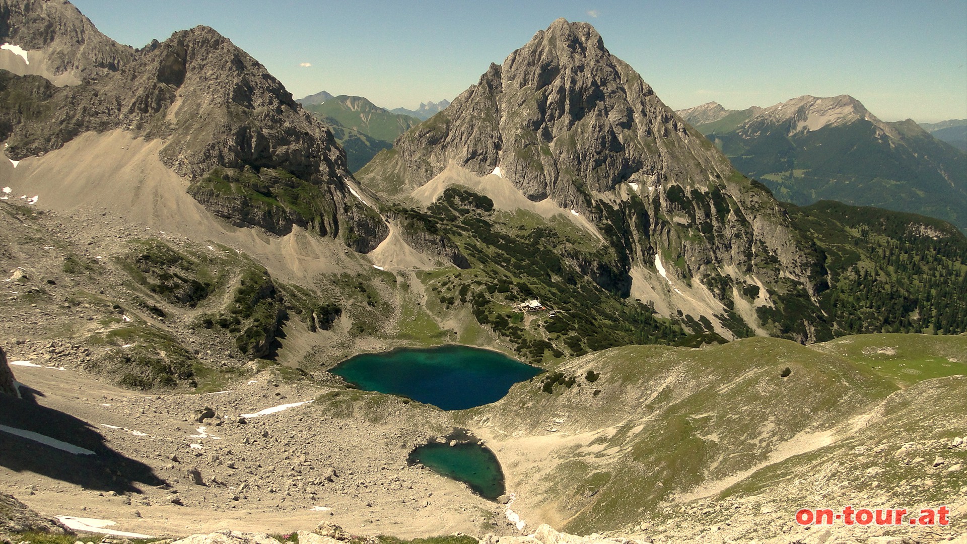 Der Tiefblick zum Drachensee ist beeindruckend. Links der Vord. Drachenkopf u. rechts d. Sonnspitze.