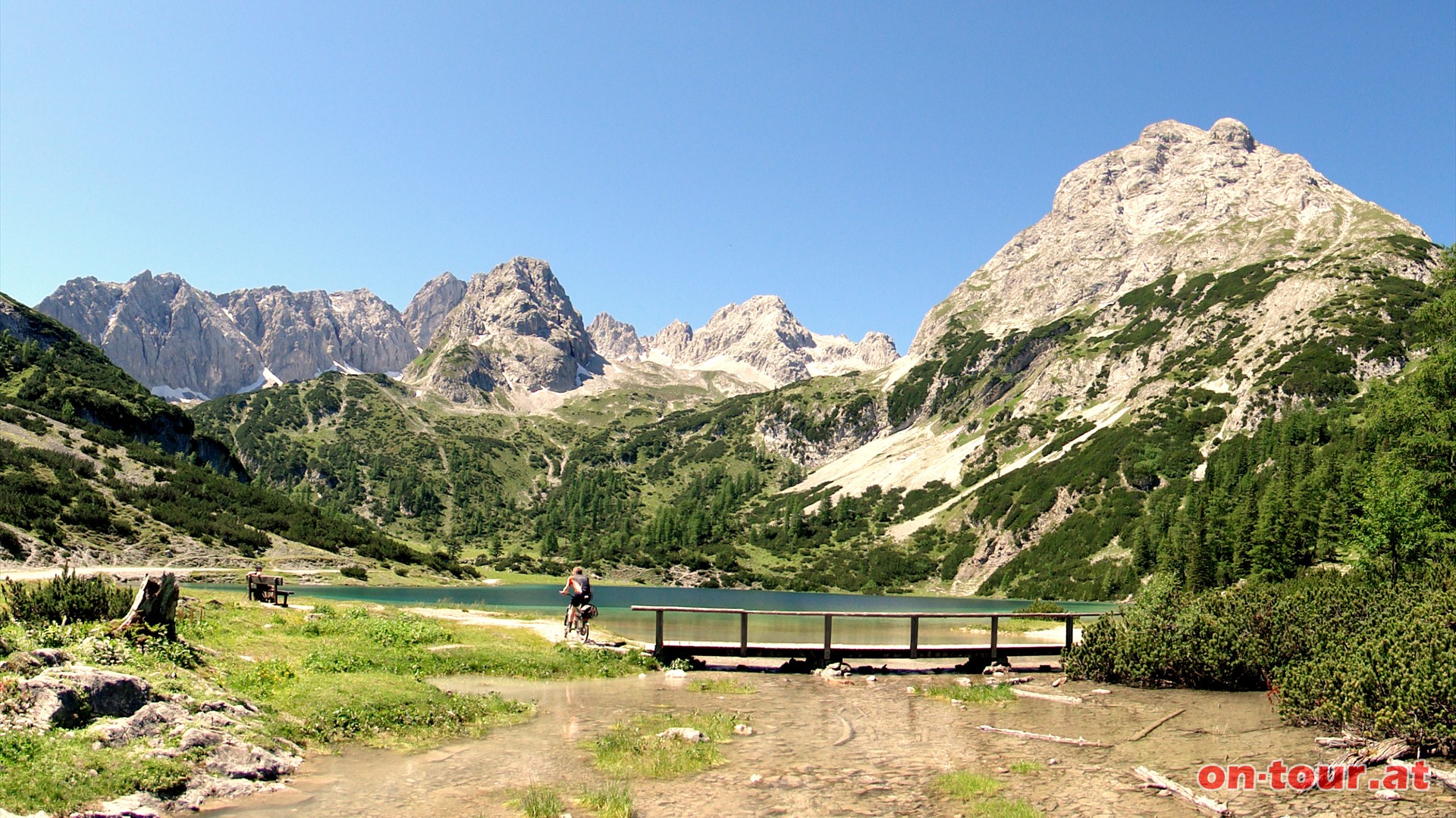 Knappe 100 Aufstiegsmeter spter ist der herrliche Seebensee erreicht, inkl. Ausblick zur Coburger Htte. Rechts die Ehrwalder Sonnenspitze.