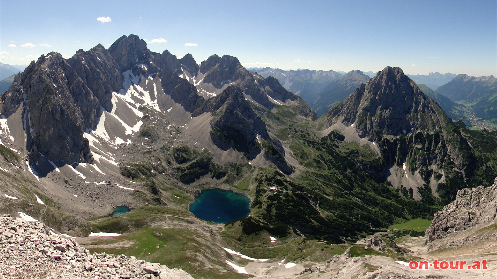 Sensationeller Tiefblick zum Drachenkar, dem Drachensee und der Coburger Htte. Links der Grnstein.