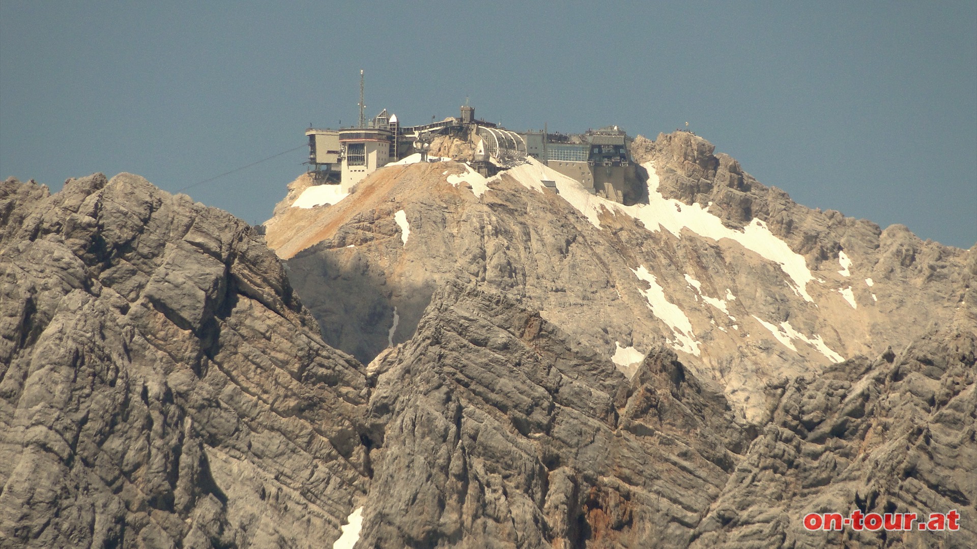 Und im nrdlichen Hintergrund noch die Zugspitze mit der monumentalen Bahn- u. Restaurant-Verbauung.