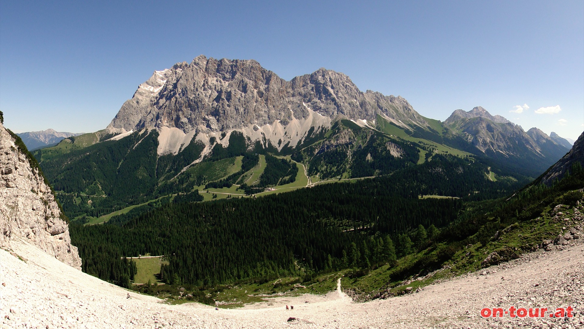 Weiter bergab ber ein Gerllfeld bis zur Weggabelung und dem bereits bekannten Aufstiegsweg und zurck zur Ehrwalder Alm und zur Bahnstation.