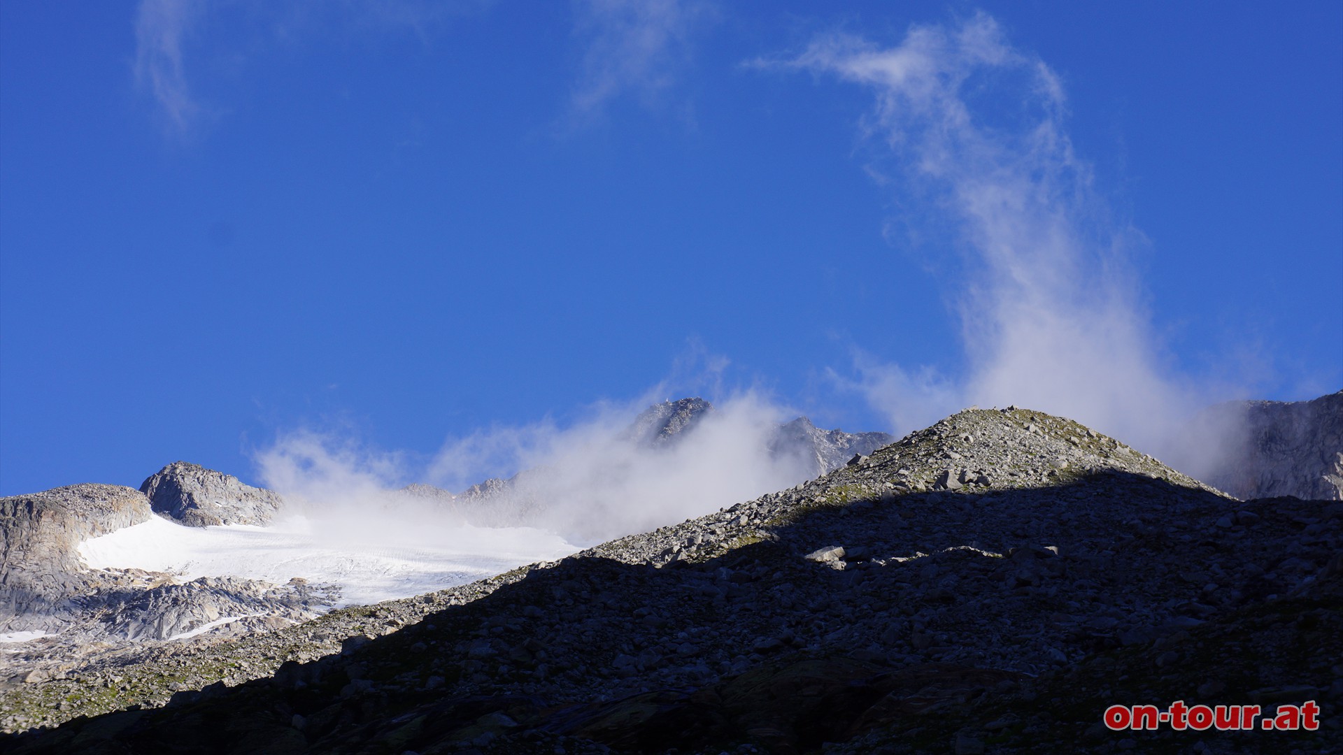 Die Tauernknigin ziert sich oft im Wolkenmantel. Weiter am Schwarzenburger Weg Richtung Lassacher Winklscharte.