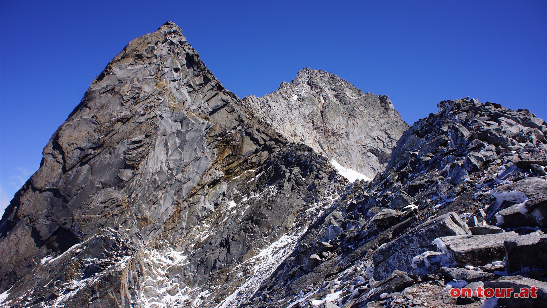 Obere Winkelscharte und Winklspitz (links). Im Hintergrund die Hochalmspitze.