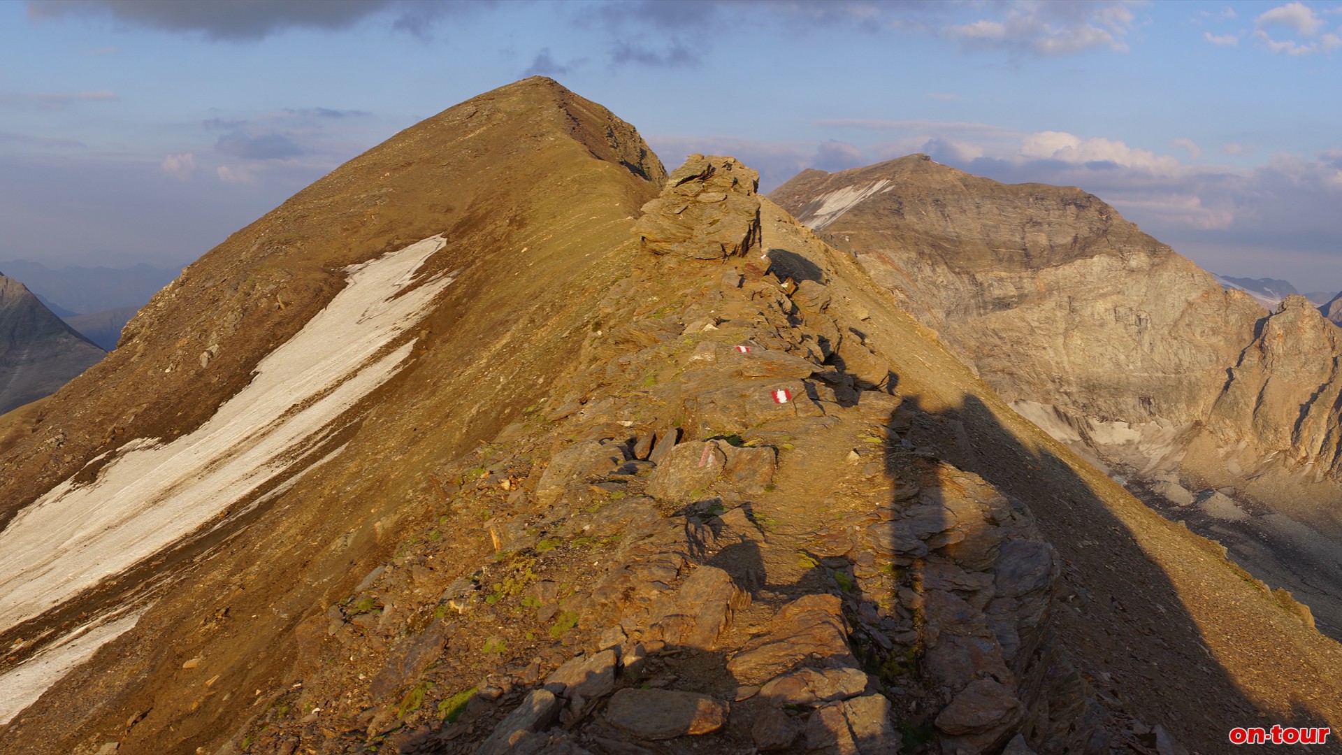 Noespitze bergab (leichte Kletterei) und auf den Krummelkeeskopf bergauf. Die Goldene Stunde in der Goldberggruppe.