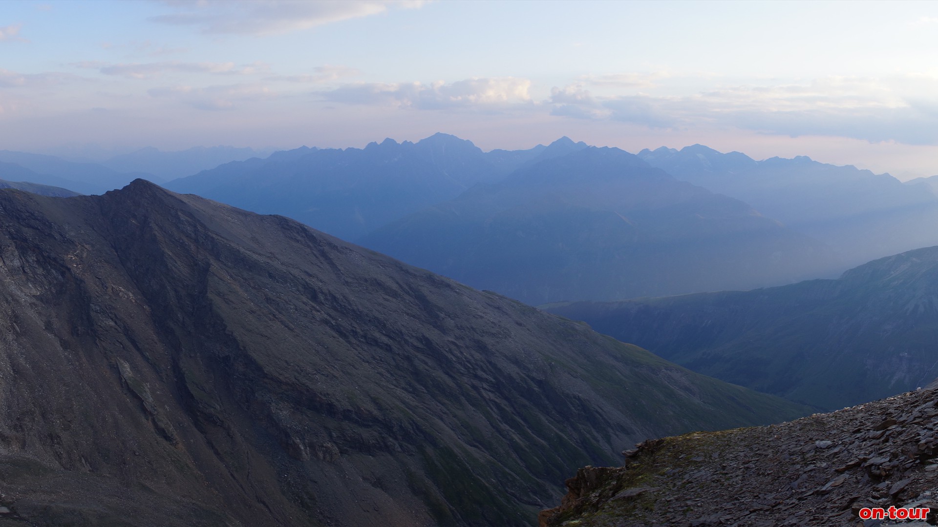 Krummelkeeskopf; 3.103 m. Im Sdwesten die Schobergruppe.