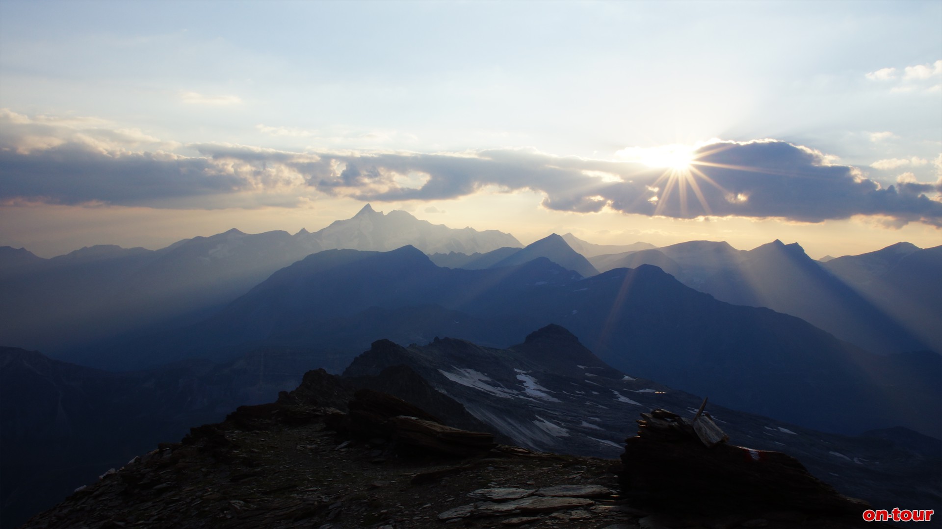 Krummelkeeskopf; 3.103 m. Im Westen die Glocknergruppe mit dem spitzen Groglockner.