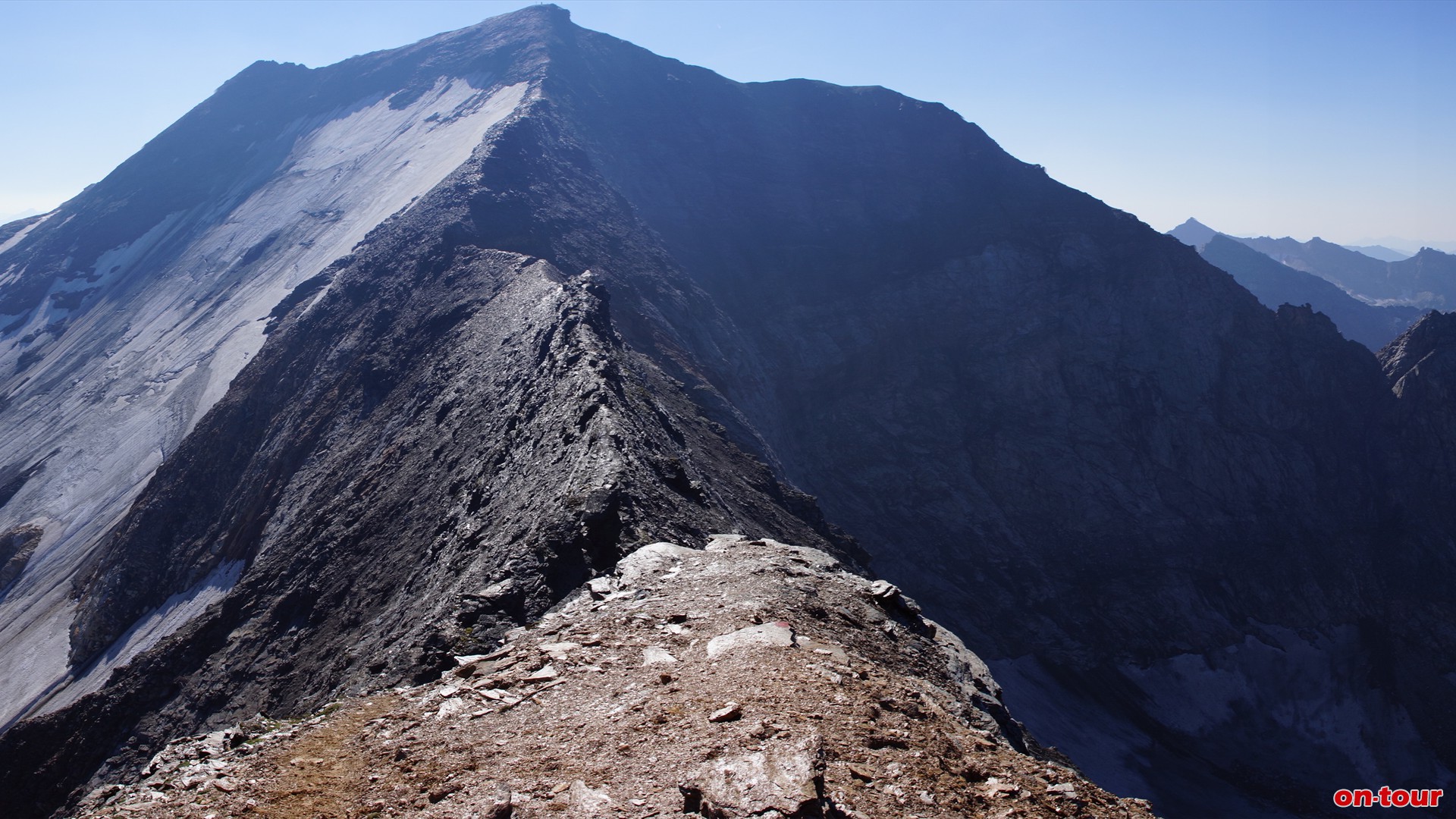 Arlthhe; 3.084 m. Im Sdosten der Hocharn mit dem spitzen Nordwestgrat und dem Schneehorn.
