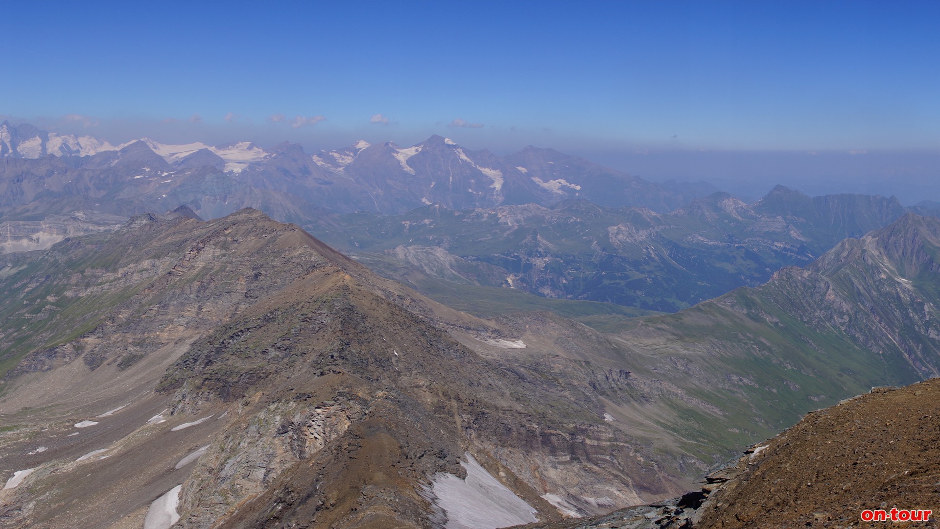 Hocharn; 3.254 m. Im W  der Alpenhauptkamm (unsere Wegstrecke).