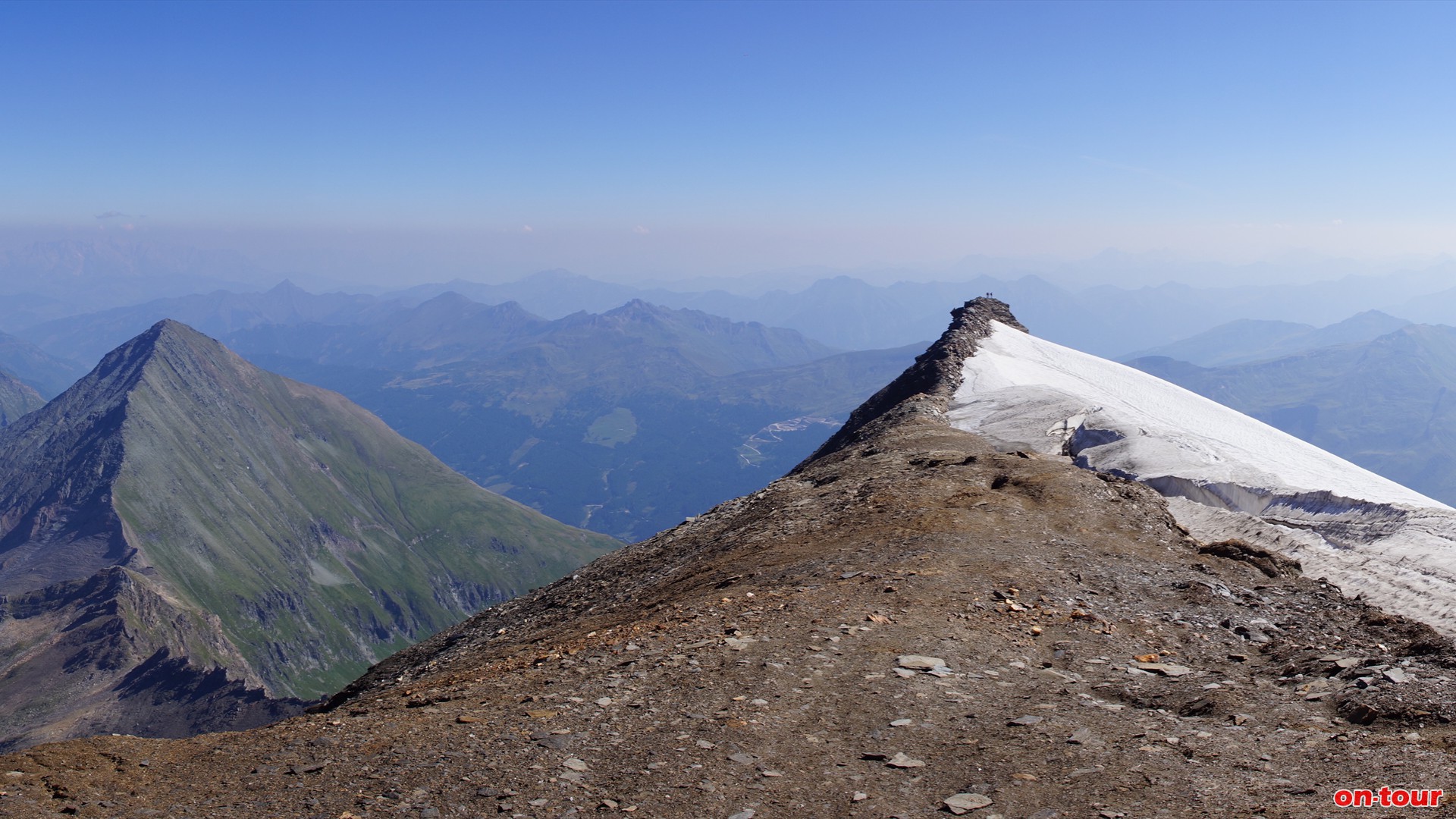 Hocharn; 3.254 m. Im NO der Ritterkopf und der etwas niedrigerer Hocharn-NO-Gipfel.