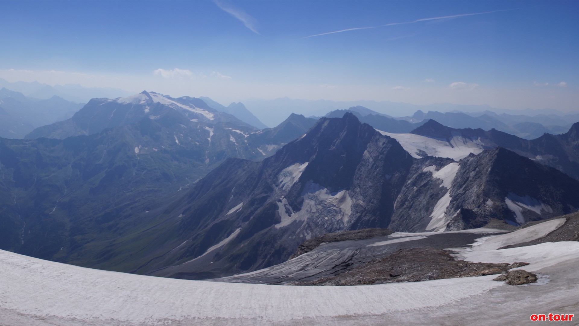 Hocharn; 3.254 m. Im SO der Sonnblick und das Schareck.