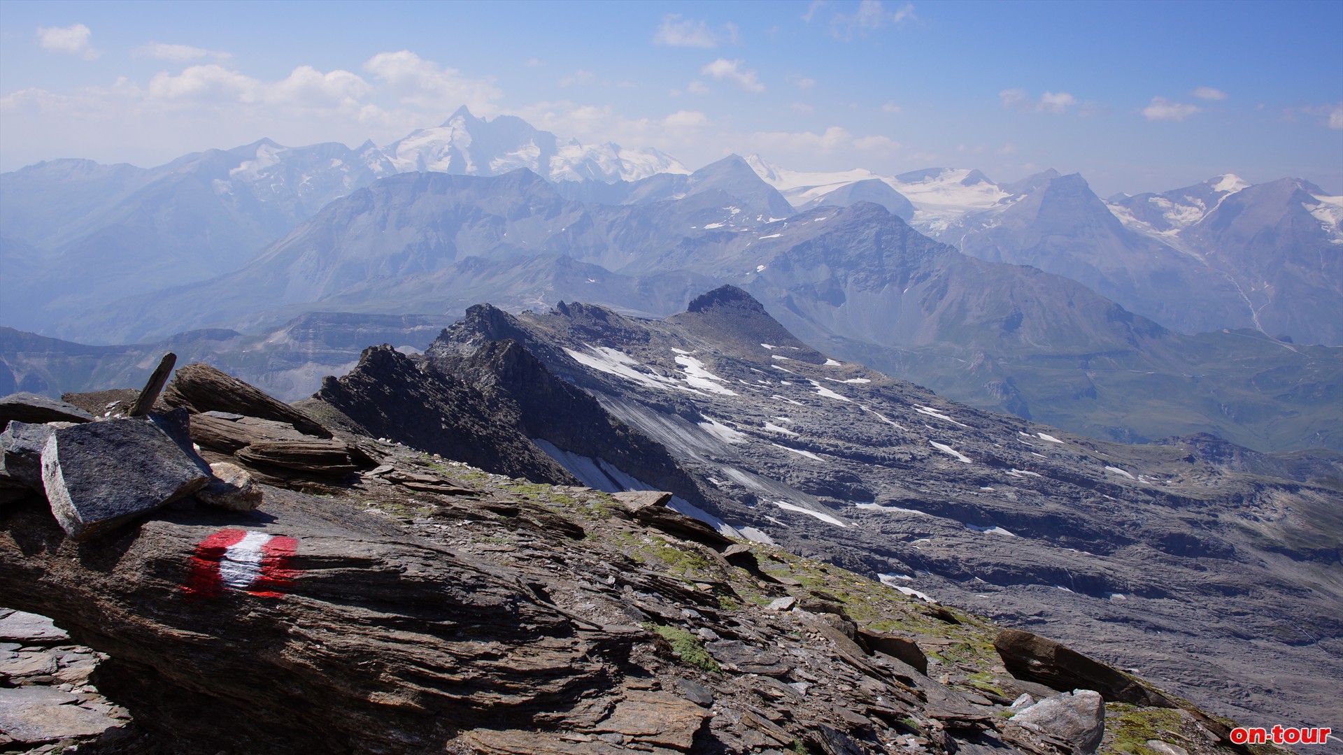 Bergab zur Noespitze. Im Blickfeld: Der Alpenhauptkamm bis zum Groglockner.