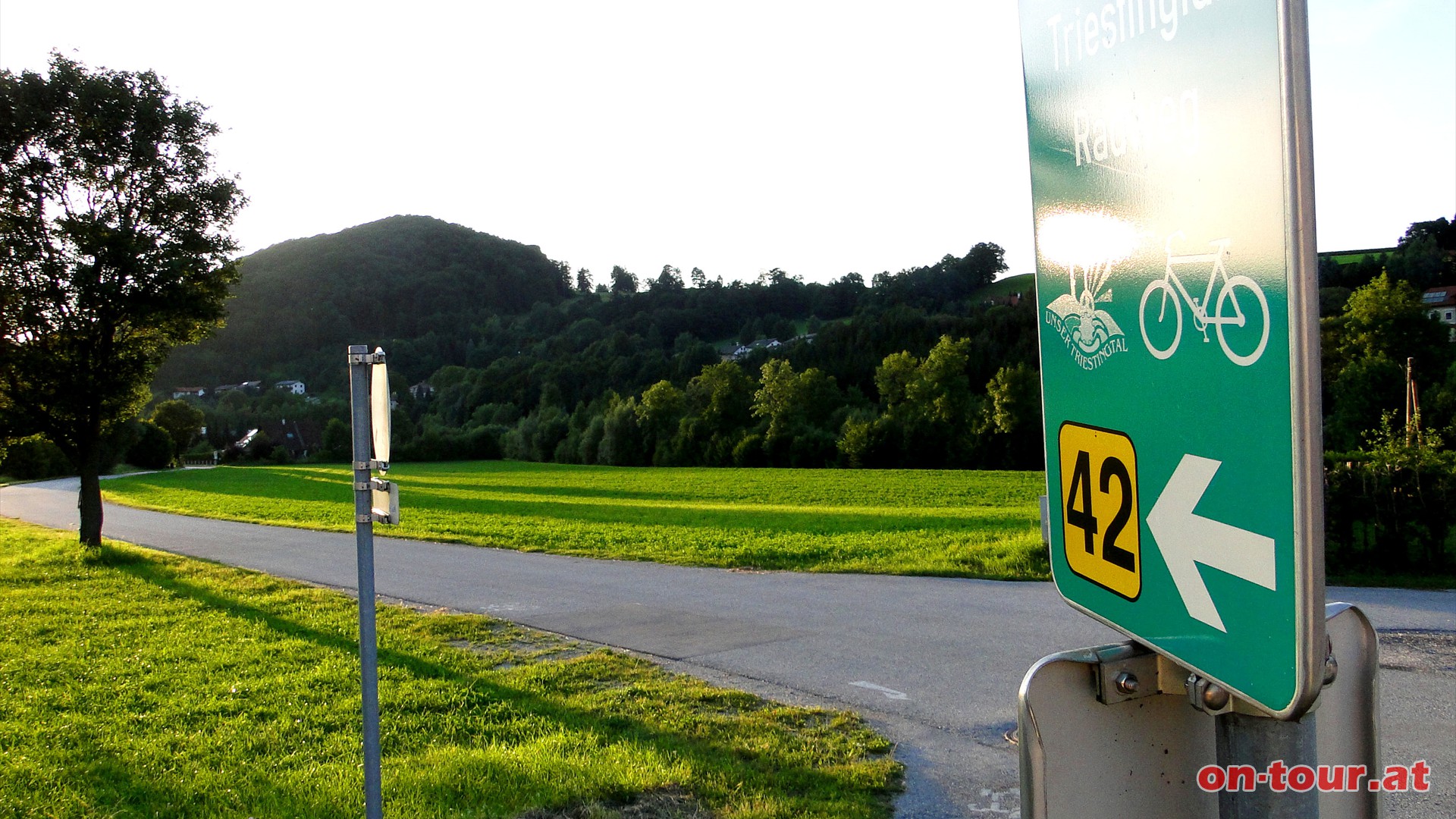 Abstieg ber Sulzbach. Schwenk nach Nordwesten und am Triestingtal-Radweg zurck nach Altenmarkt.