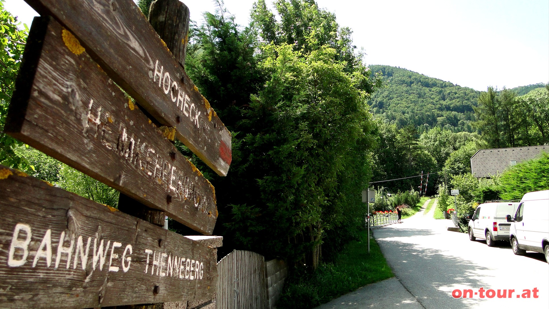 Den markierten Wanderweg Richtung Sden (Hocheck) entlang.