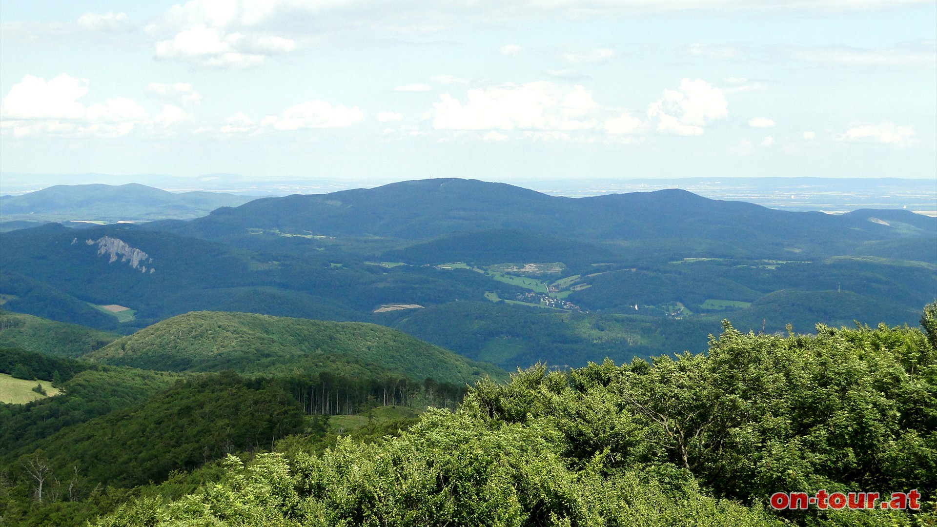 Im Osten die Peilsteinwnde (links) und der Hohe Lindkogel (Mitte).