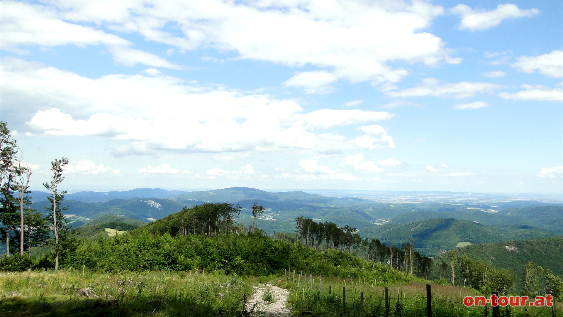 Im Osten erffnet sich ein weiter Blick bis hinunter in die Thermenregion.