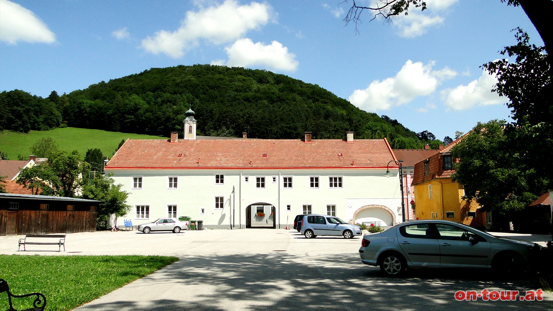 Tourstart in Altenmarkt an der Triesting; Parkplatz im Ortszentrum.