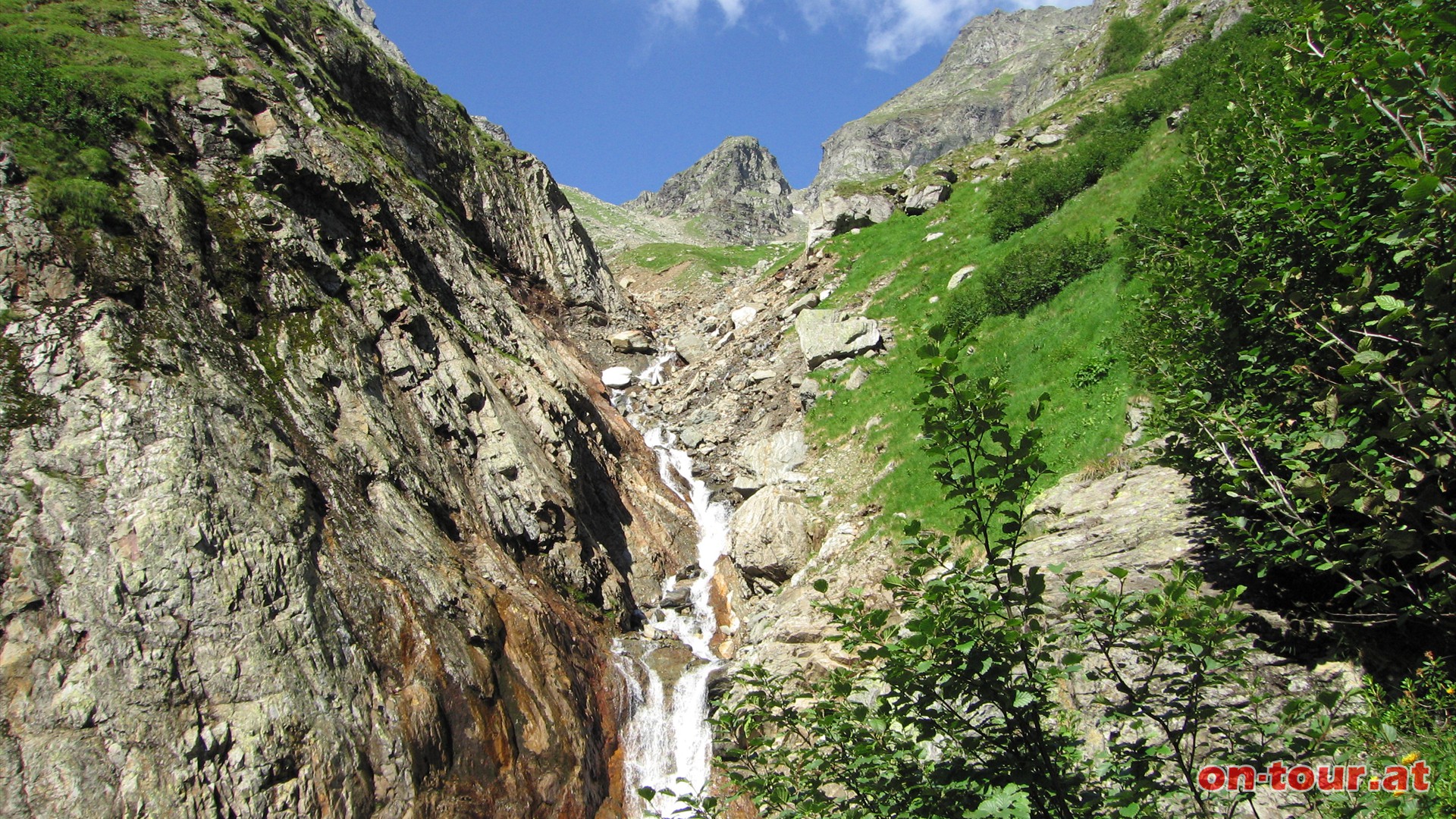 Ab dem Gollingwinkel fhrt der Weg rechts, sdwestlich, den Bach entlang steil nach oben.