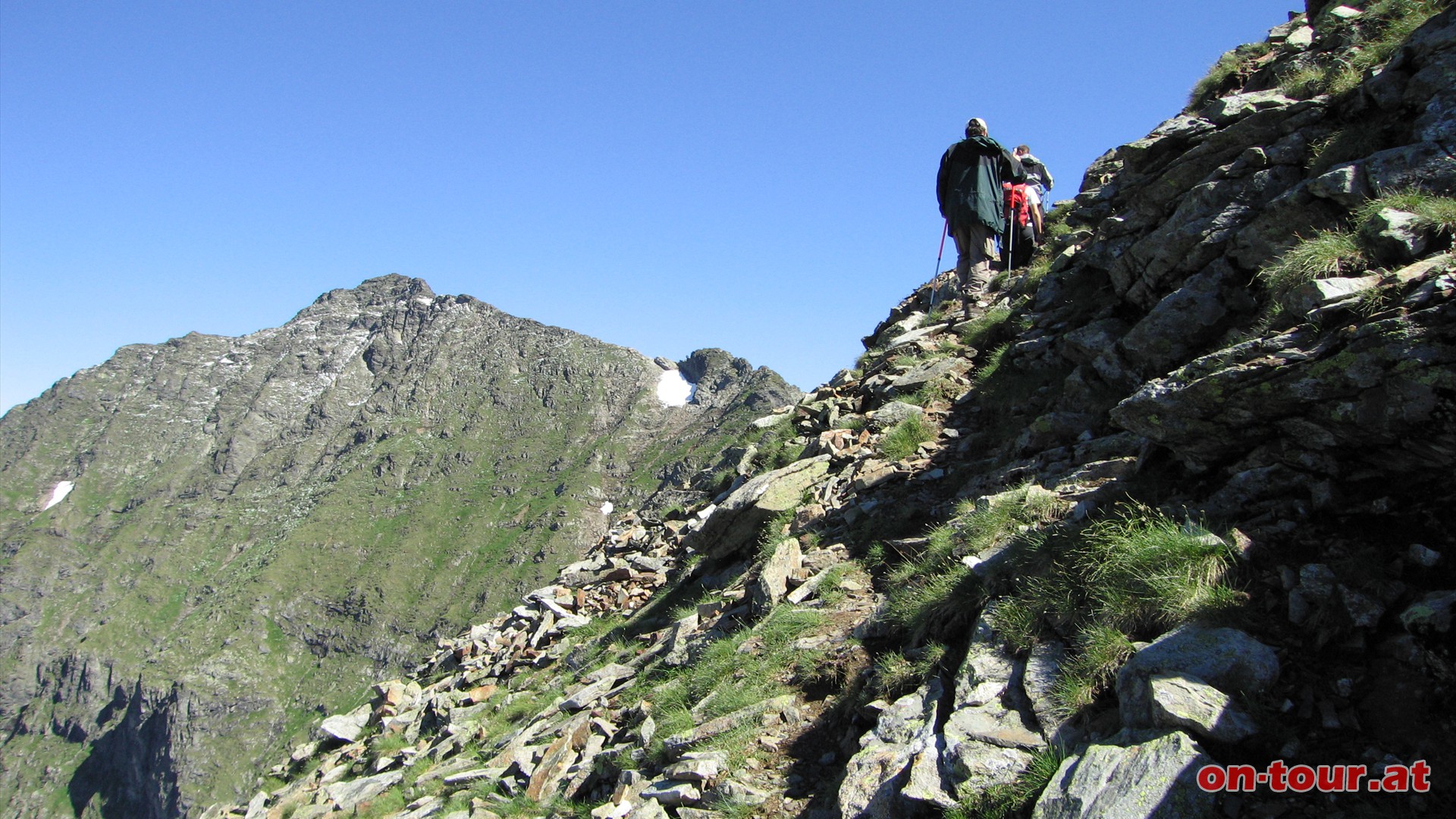 Ab Gollingscharte sdlich den markierten Steig folgend. Im Norden liegt der Zwerfenberg.