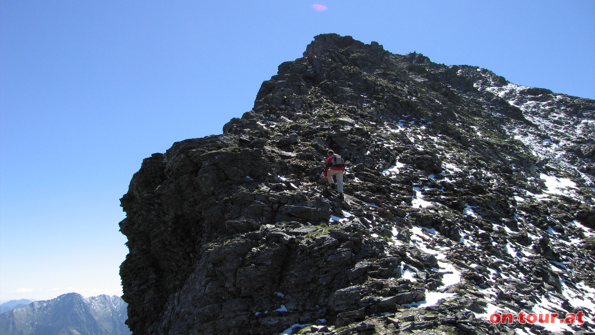 Am Nordwestgrat. Kletterstellen bis zum II. Schwierigkeitsgrad.