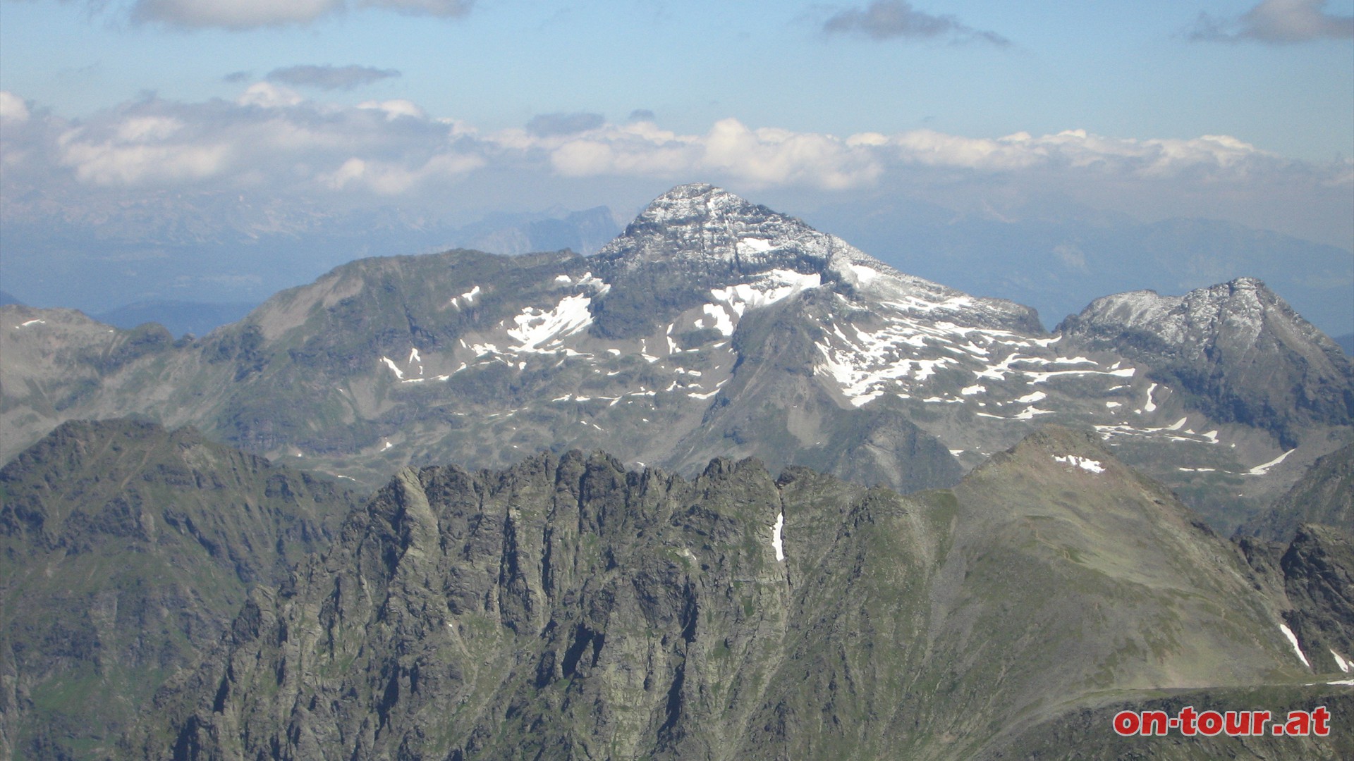 Im NO ragt die 2.747 m hohe Hochwildstelle, Nr. 2 der Schladminger Tauern, empor.