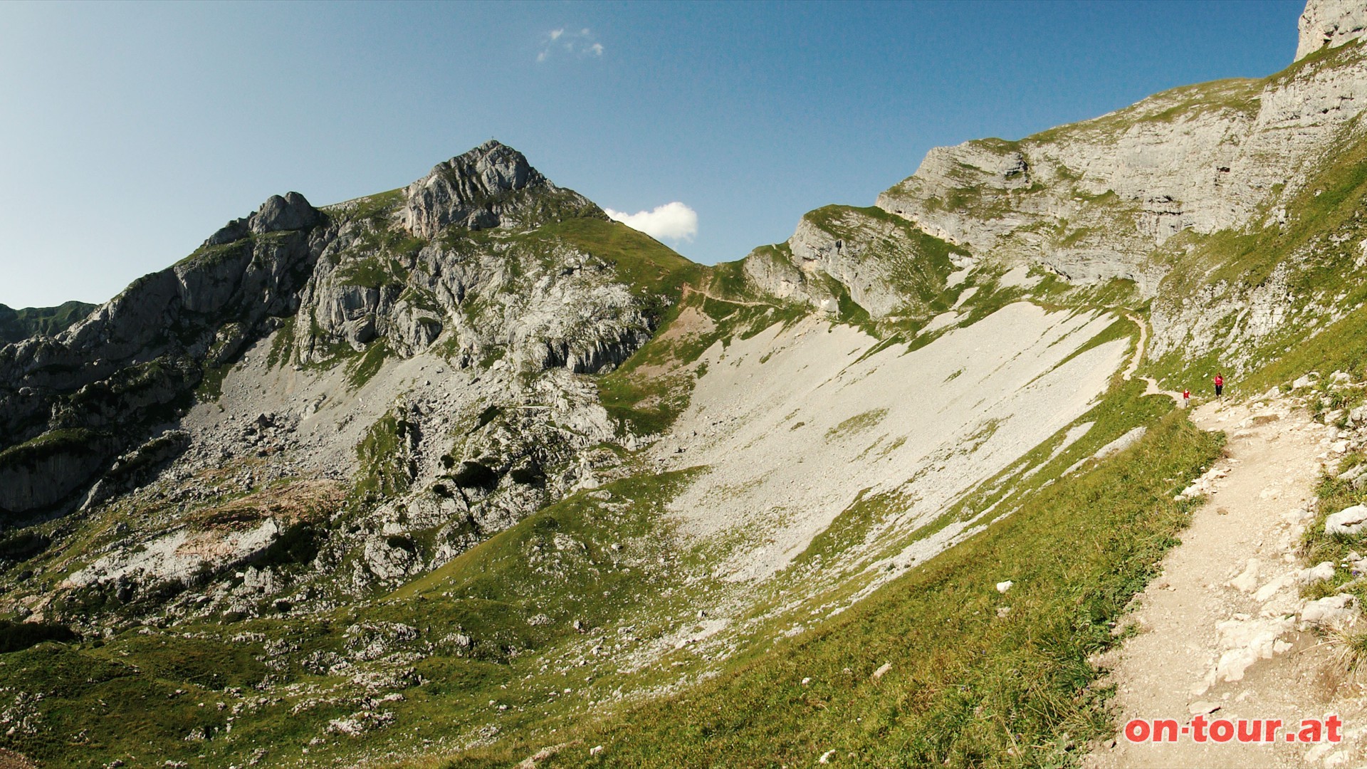 An den Grashngen und Schrofen des Spieljoches vorbei fhrt der Weg zum grasigen Sattel unterhalb des Hochiss-Gipfelaufbaues (Vorsicht Steinschlaggefahr!).