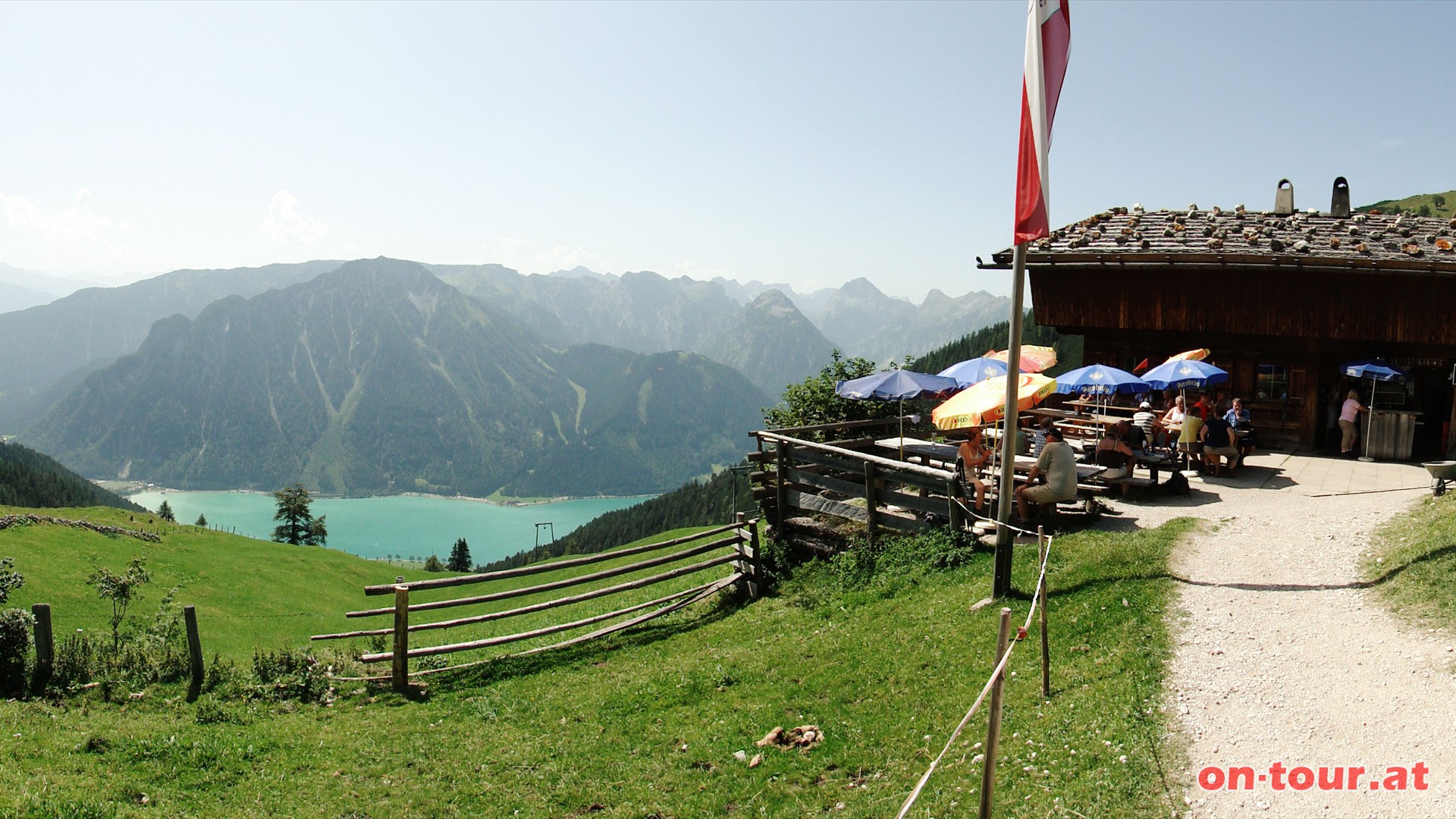 Dalfazalm. Der Blick ins Karwendelgebirge und hinunter zum Achensee ist vom feinsten.