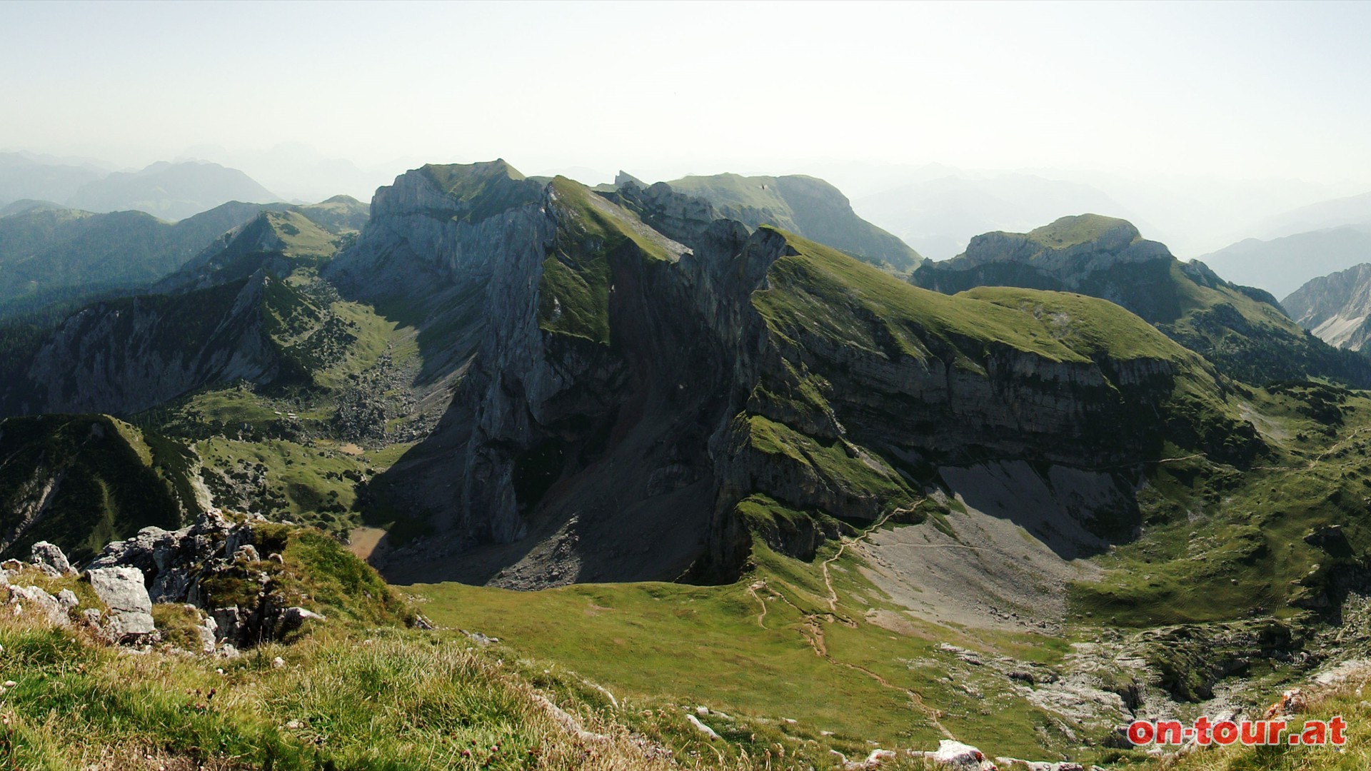 Die Nordabstrze des Rofan im Osten sind wirklich imposant. Zustzlich berblickt man das gesamte stliche Rofangebirge.