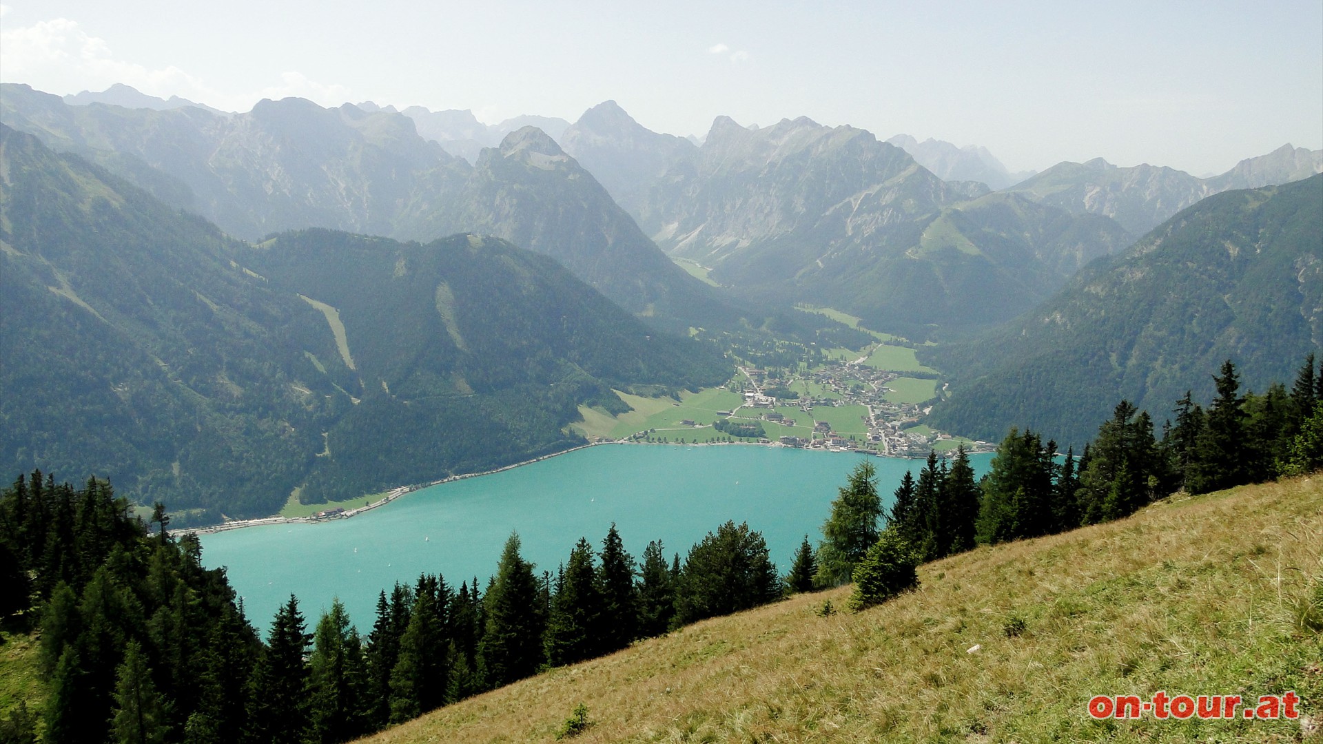 Einmalige Ausblicke hinunter zum Achensee, nach Pertisau und hinein ins Karwendel.
