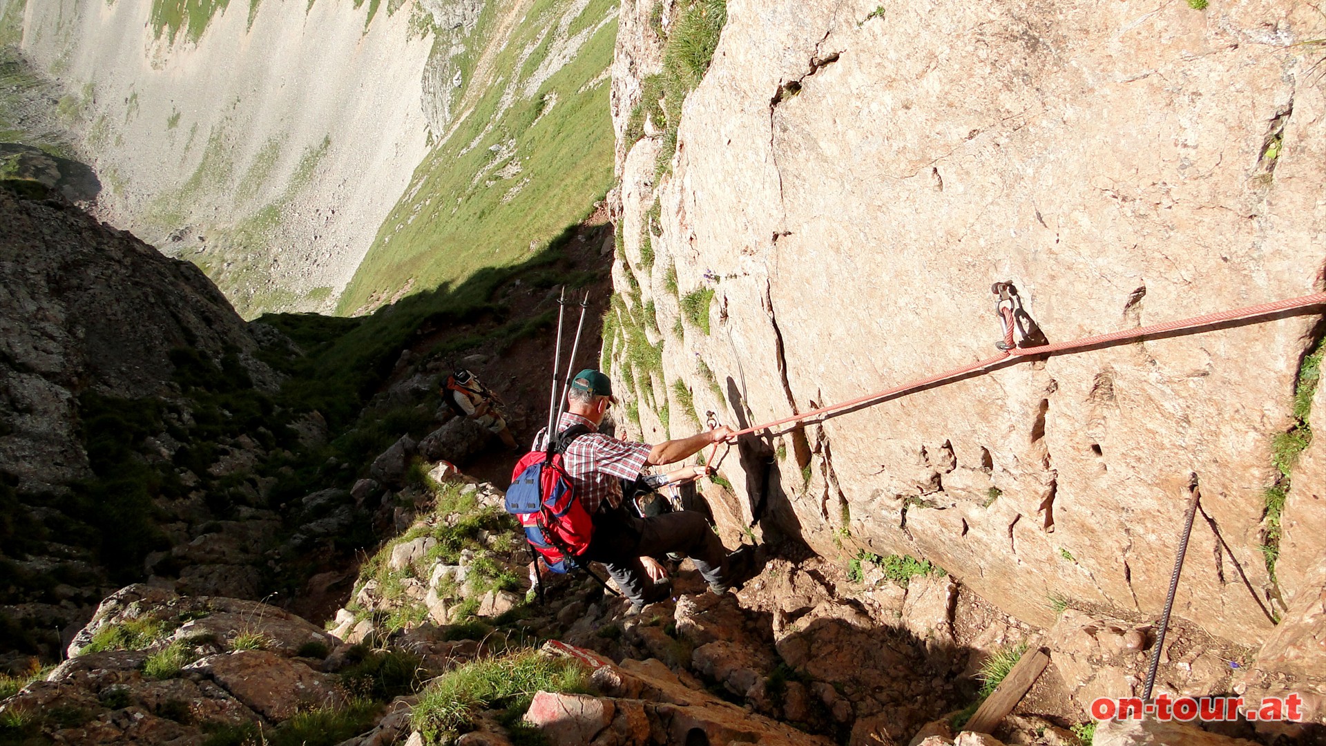 Hier befindet sich die kurze, leichte Kletterpassage bergab. Die Stelle ist sehr gut mit Seilen versichert.