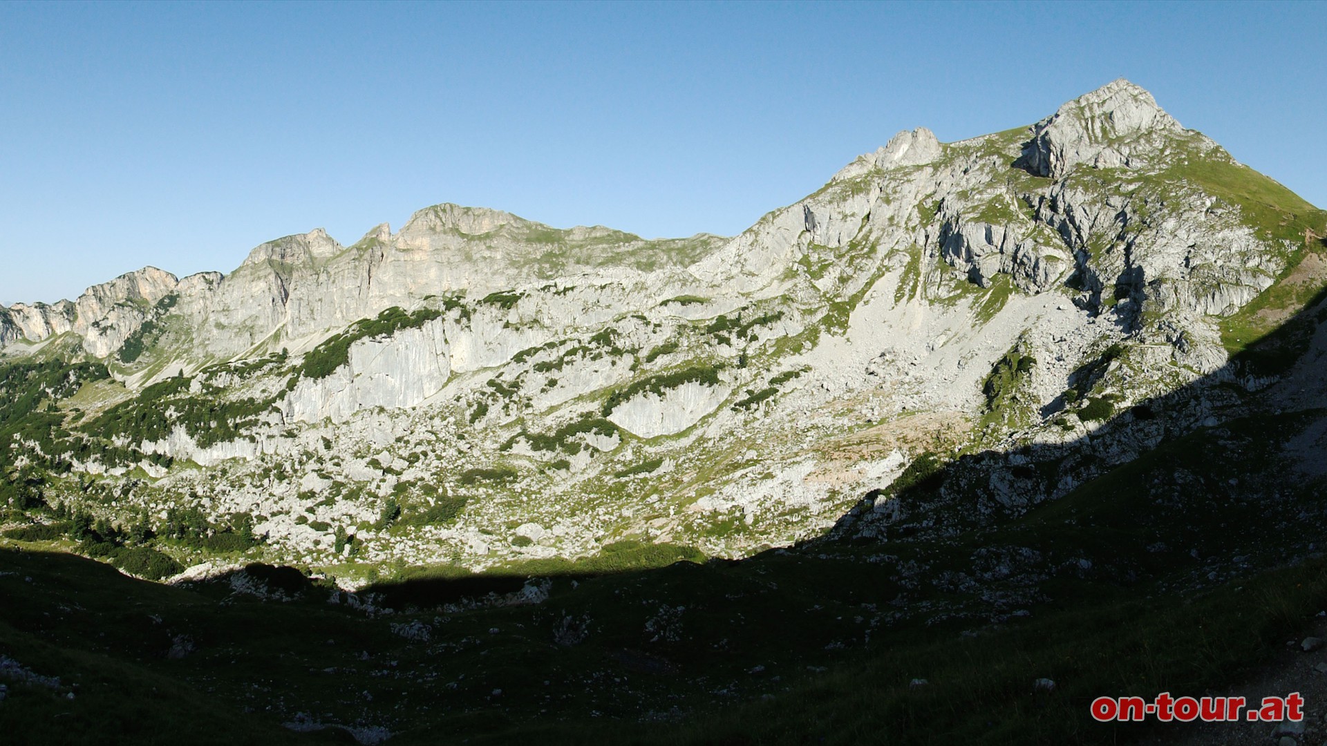 Im Westen erstrecken sich die Dalfazer Wnde, die vom Streichkopfgatterl unterbrochen werden, worauf sich ostwrts der Kamm zur Hochiss aufbaut.