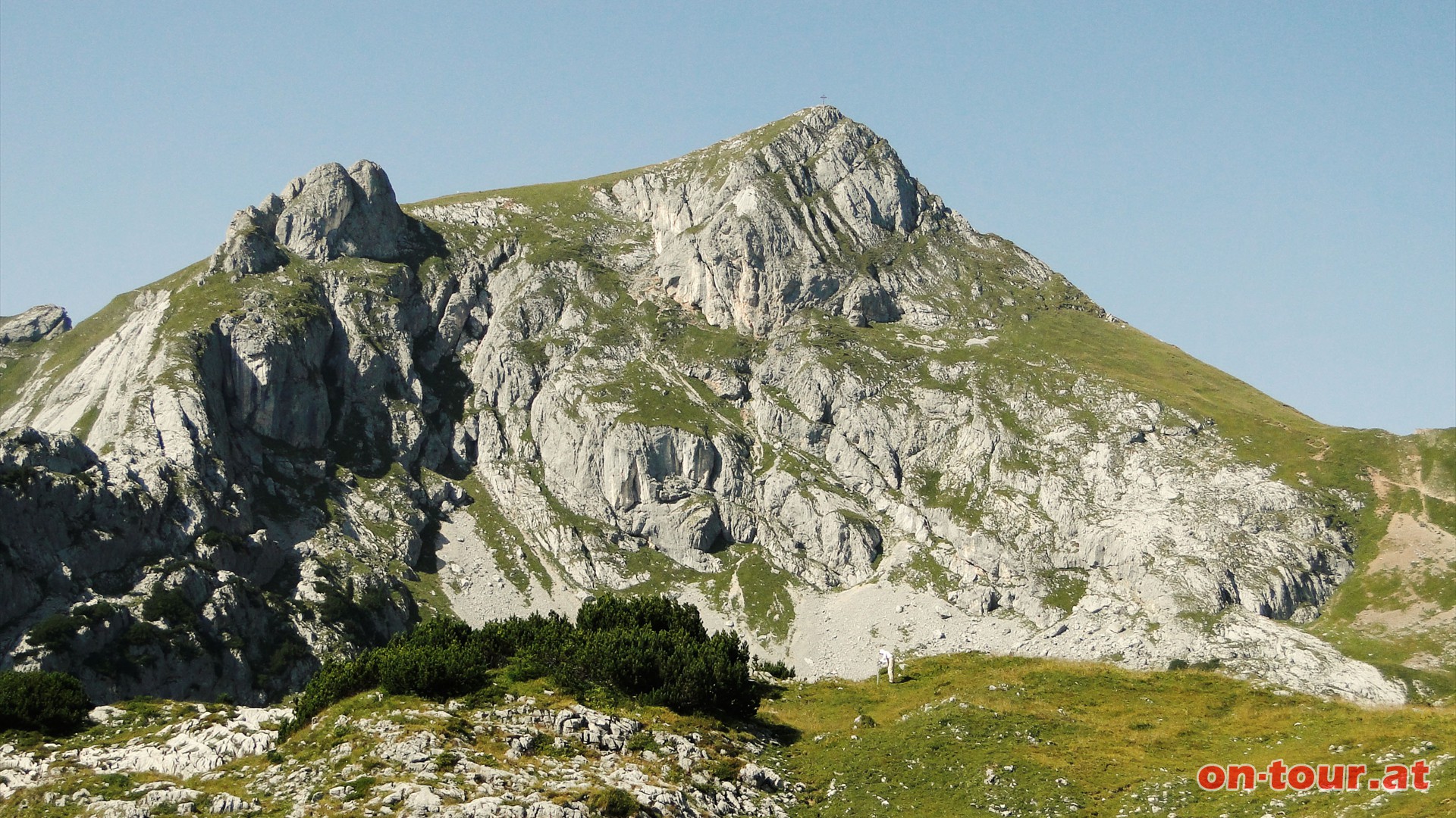 Mitten in der Südflanke des Hochiss quert der Enzianweg die höchste Erhebung im Rofan um schließlich am Westhang gemütlich den Gipfel anzusteuern.
