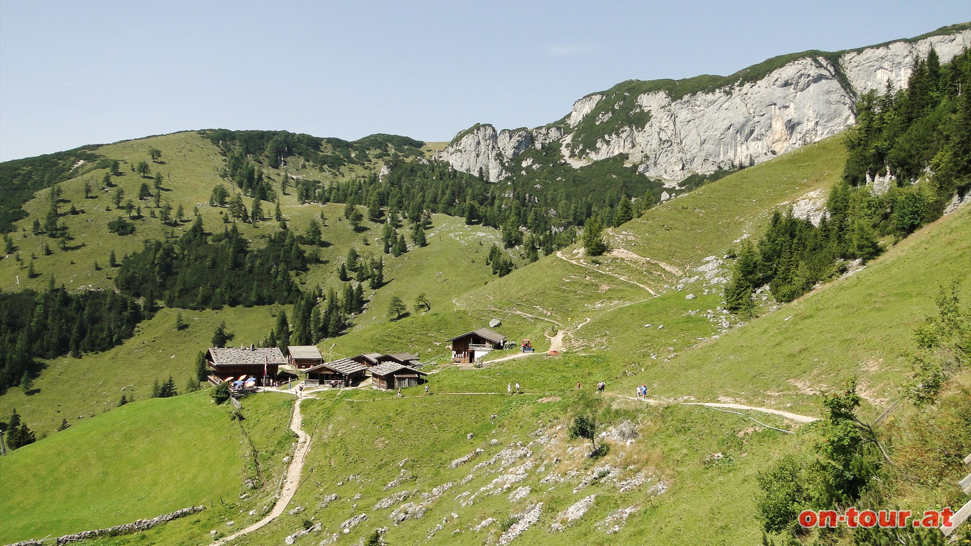 Nach der Dalfazalm (Rckblick) geht es gemtlich, ber einen gut ausgebauten und breiten Wanderweg, zurck zur Rofanbahn-Bergstation