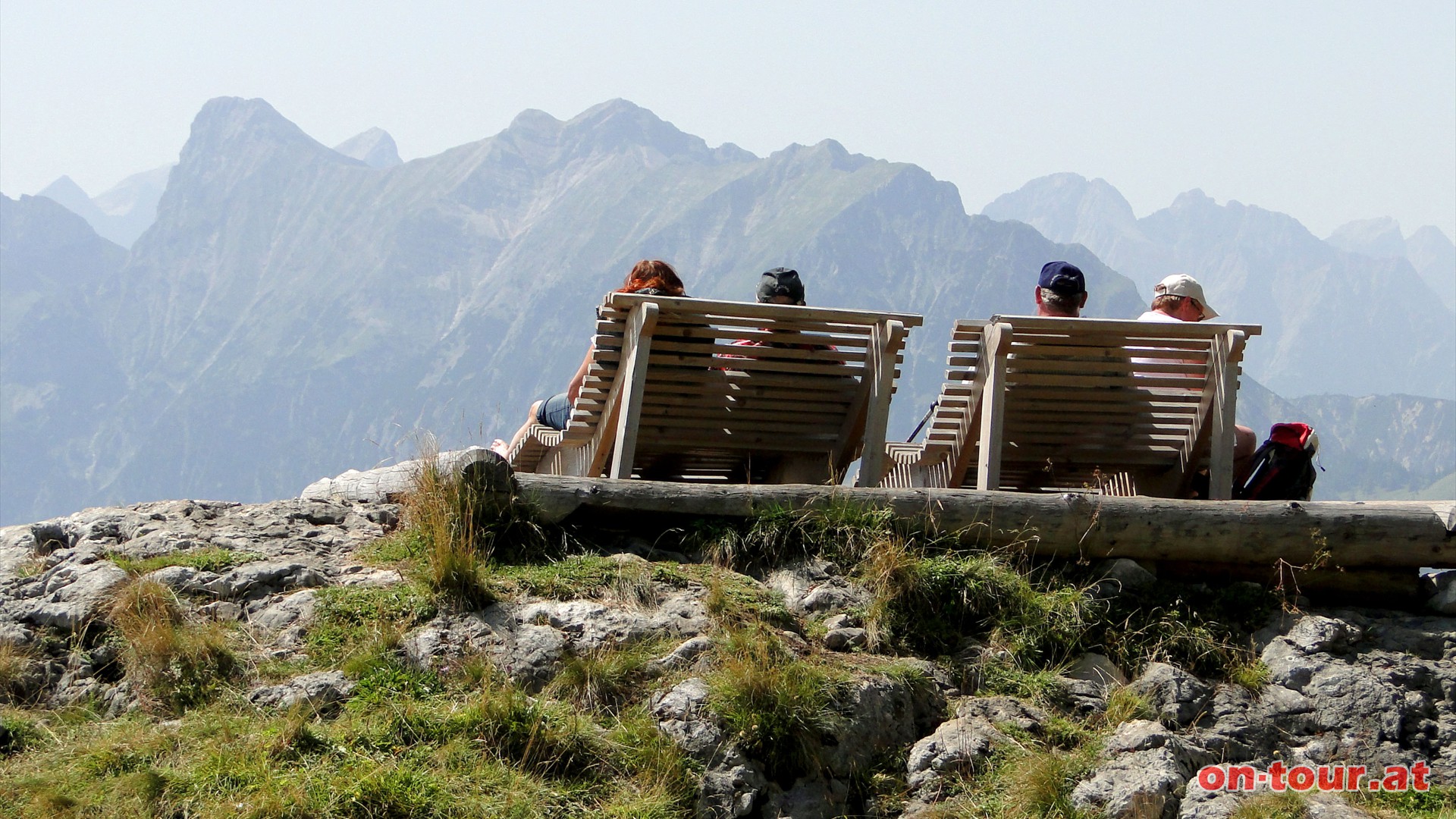 Spezielle Fernblick-Liegestühle aus Holz lassen das Panorama Herz eines jeden Wanderers höher schlagen; besonders mit derartigen Karwendel Impressionen und .....