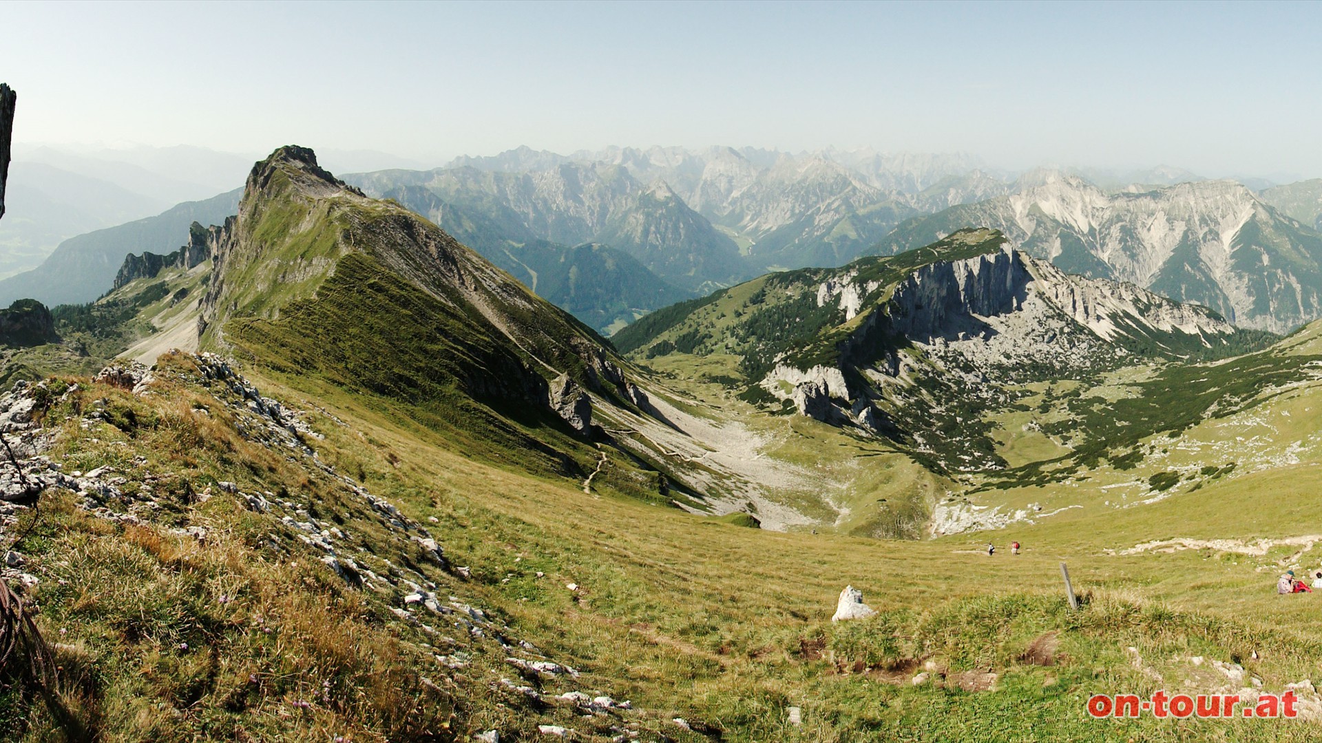 Streichkopfgatterl. Links erhebt sich der Dalfazer Kamm, rechts die Klobenjochspitze und dahinter das Karwendlgebirge.