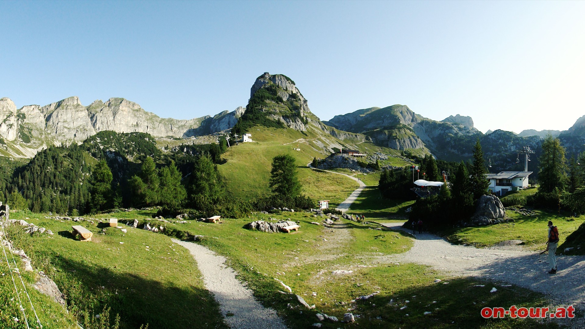 Von der Bergstation aus erffnet sich gleich ein herrlicher berblick ber die Mauritzalm mit dem Gschllkopf (Mitte) und dem Rofan Gebirge.