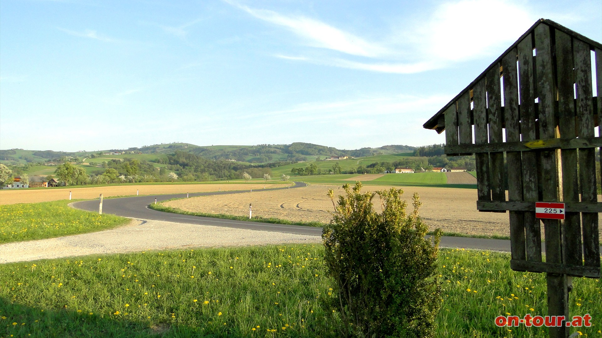 ...... Gttersdorf (mit Rckblick zum Hochkogel). Hier kurz ber die Landstraenkurve bis zum Kreuz - dann links den Feldweg entlang.