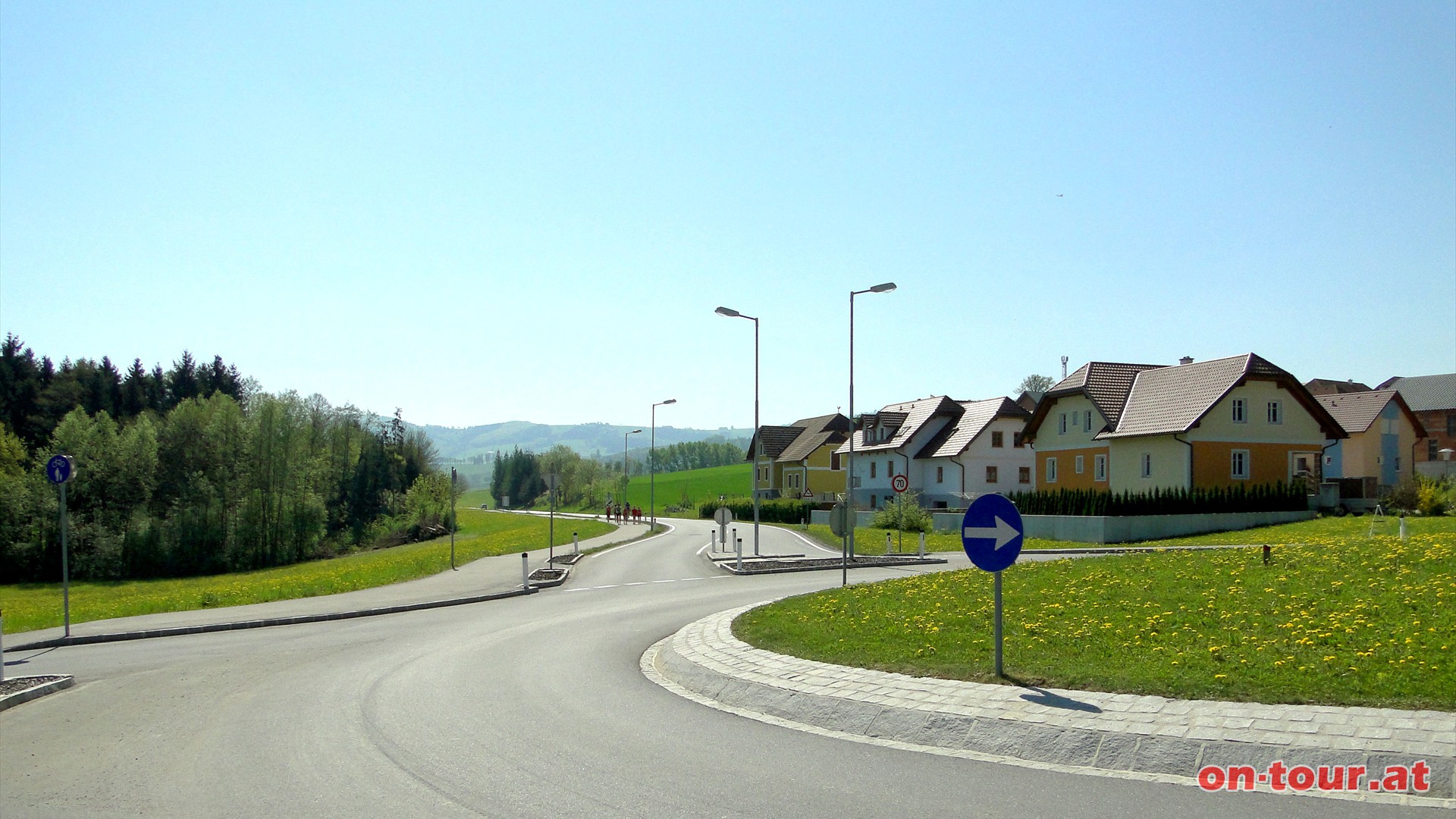 Auf der Moststrae geht es zunchst Richtung Steinakirchen (sdstlich). Unmittelbar neben der Strae befindet sich ein Gehweg.