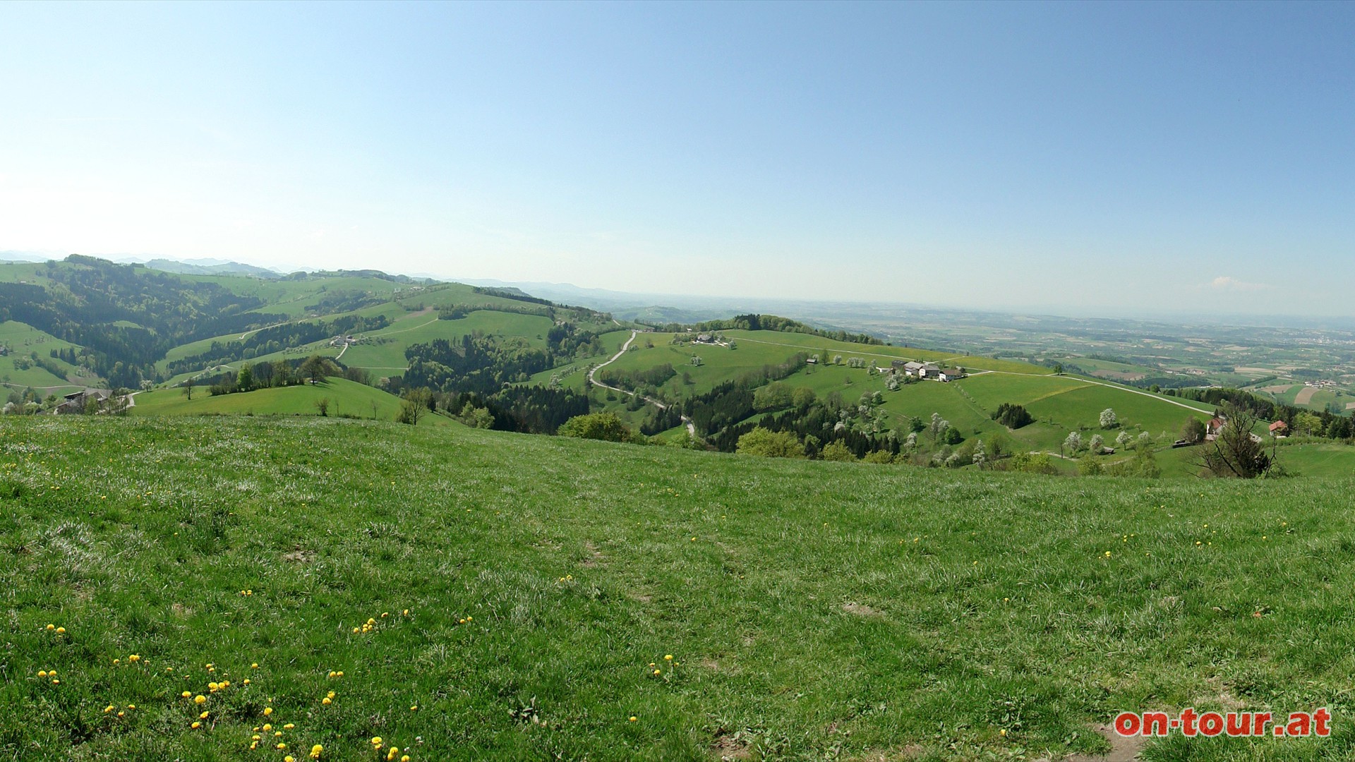 Der benachbarte Puchberg, die Moststrae (Mitte) und der Hochkogelkamm (rechts) im Westen.