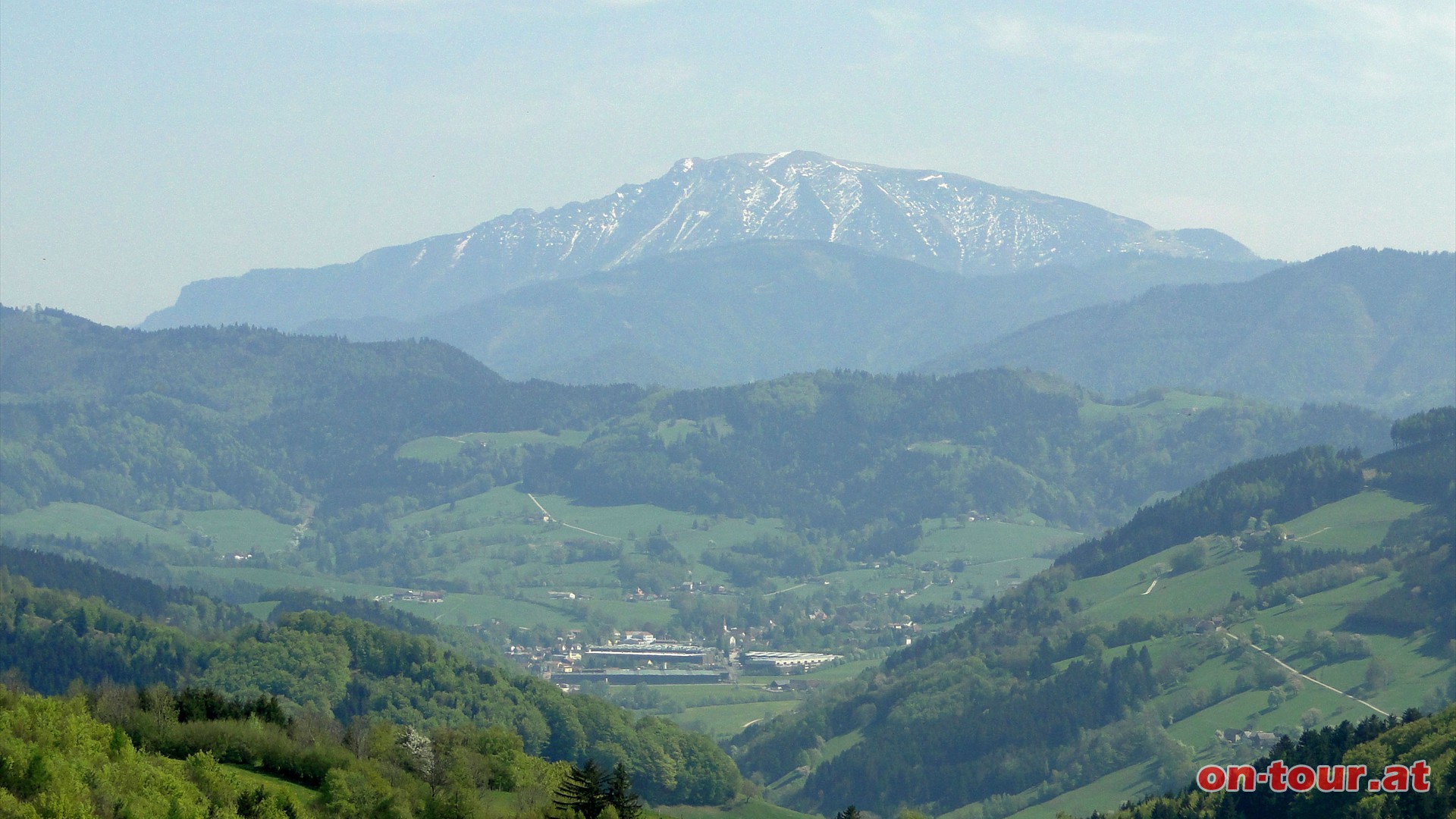 Ein sdstliches Detail; der tscher, Hausberg der Mostviertler - und im Vordergrund Gresten mit der Firma Welser.