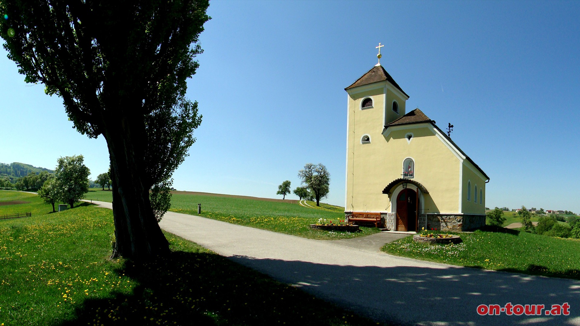 Hier in Niederaigen befindet sich ein reizvolles Kirchlein; erbaut nach dem 2. Weltkrieg.