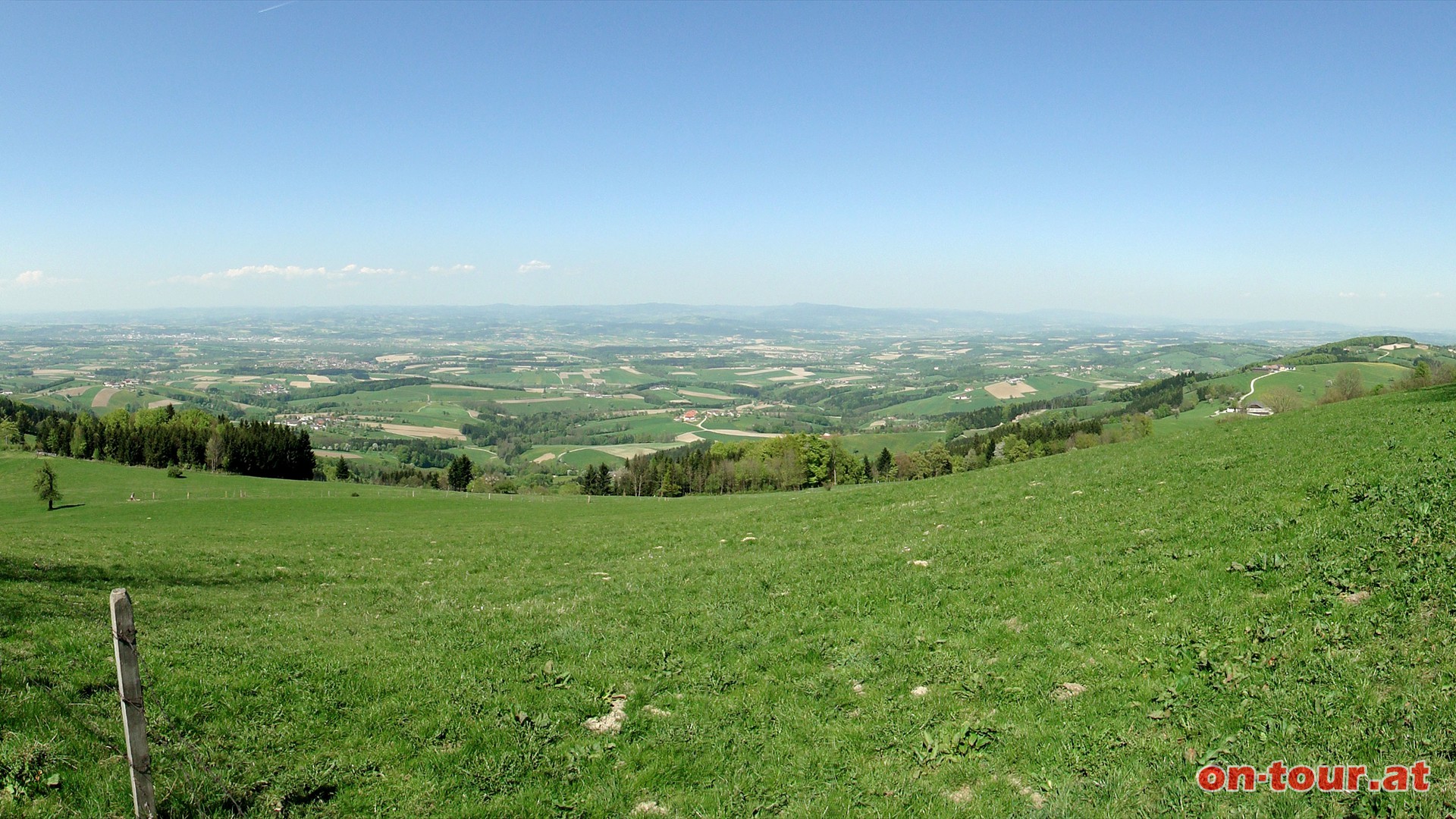 Im Norden Euratsfeld und Amstetten (links), sowie das sdliche Waldviertel mit dem Ostrong und Jauerling (rechts).