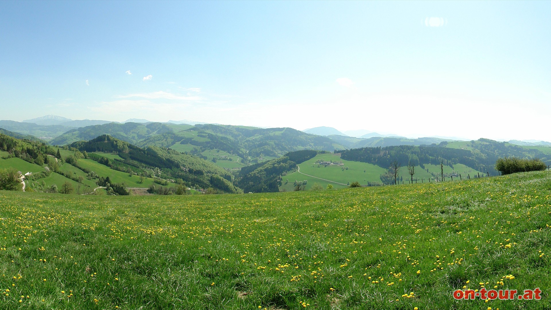 Im Sden der Grestner Hochkogel sowie der Franzenreither Berg, und am sdwestlichen Horizont die Gesuse Berge.