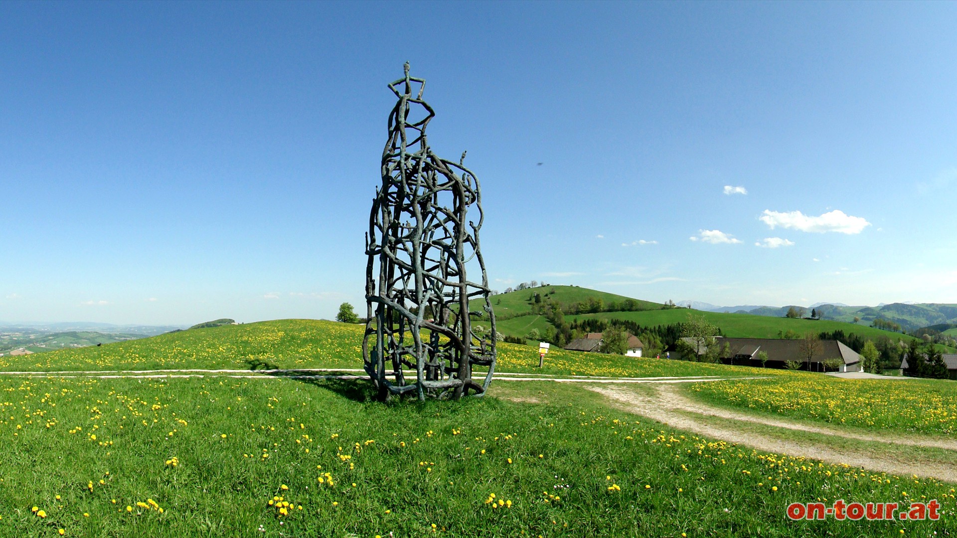 Nun dem Kammverlauf nach Westen folgen. Unmittelbar nach dem Marterl steht ein, der Landschaft kontrr entgegengesetztes, (Kunst)Werk.