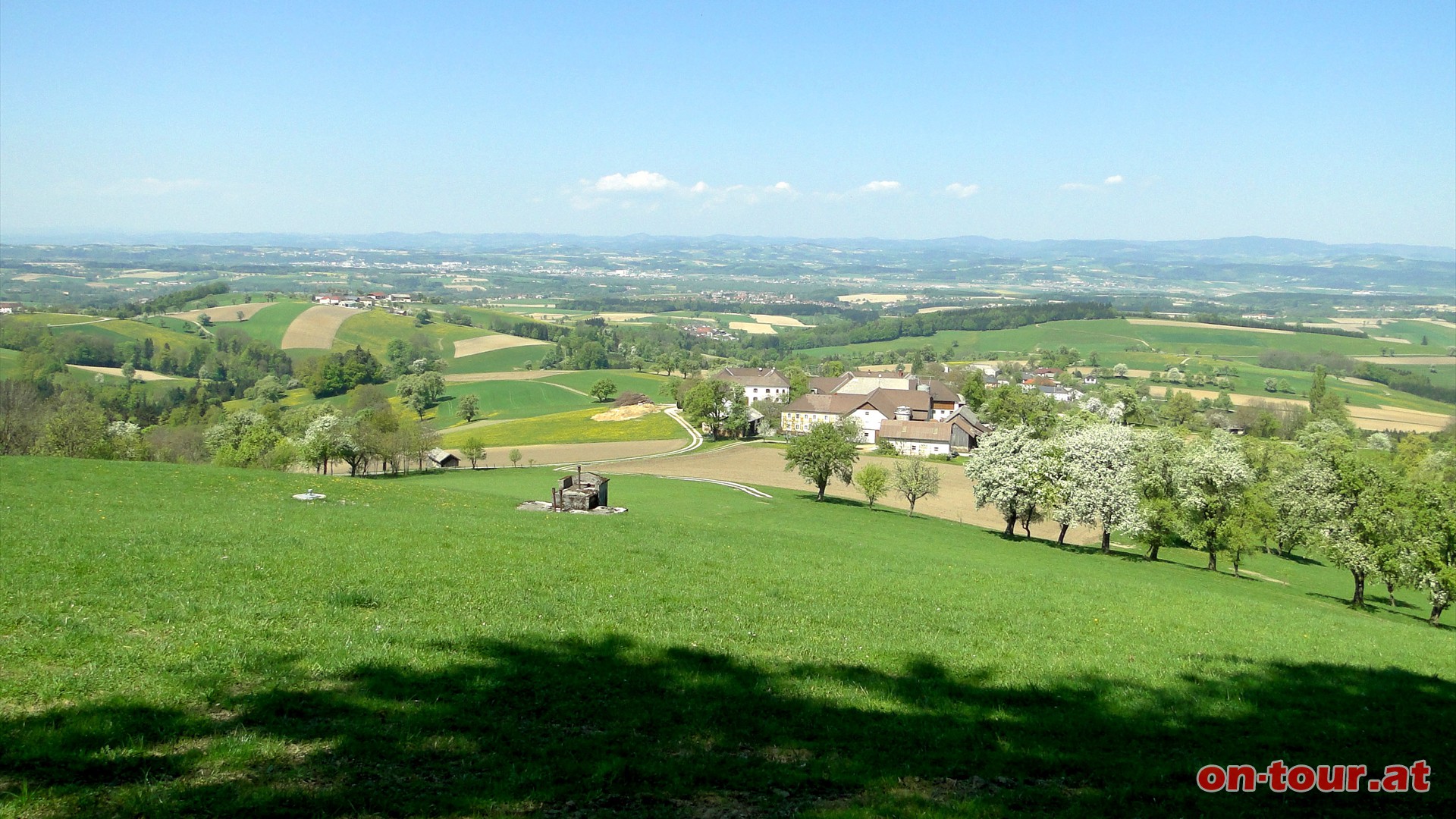 Rckblick nach Oberaigen und zur charismatischen, sanft gewellten Landschaft des Mostviertels.