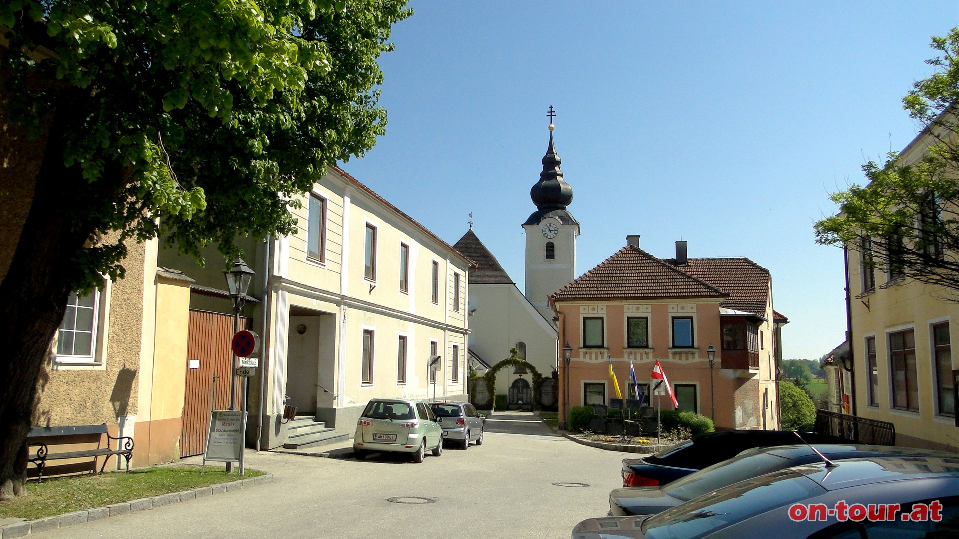 Tourstart in Euratsfeld. Rund um die Kirche gibt es Parkmglichkeiten.