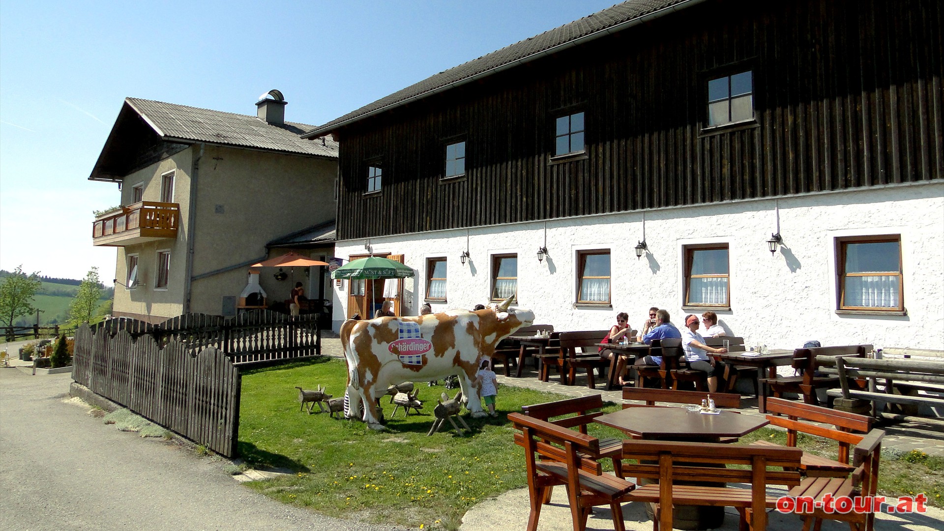 Vom Hochkogel etwa 60 m sdseitig bergab liegt das Almhaus Hochkogel.