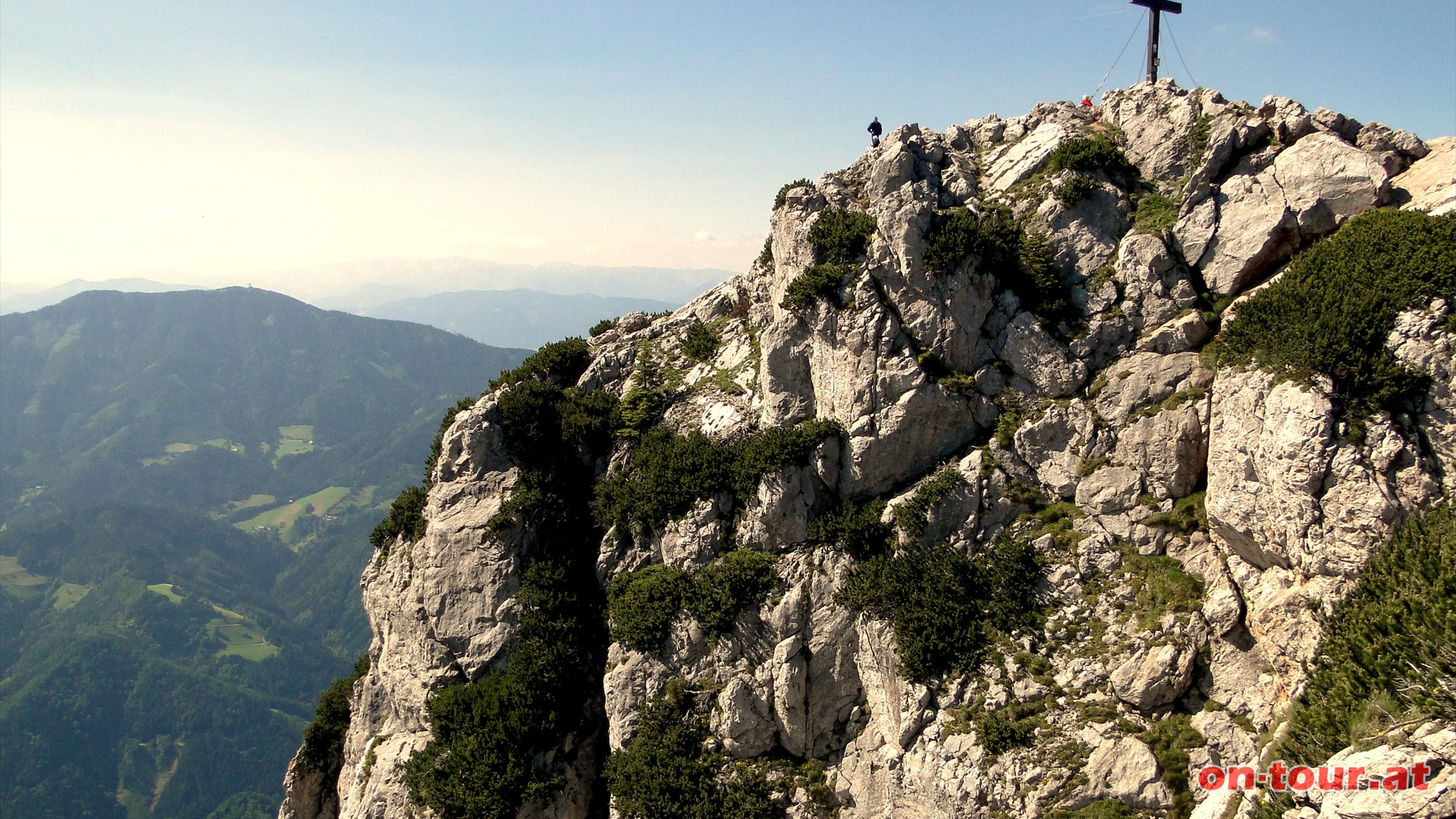 ..... um schlielich nach etwa 3-4 Stunden vor der eindrucksvollen Nordwestwand des Hochlantsch zu stehen.