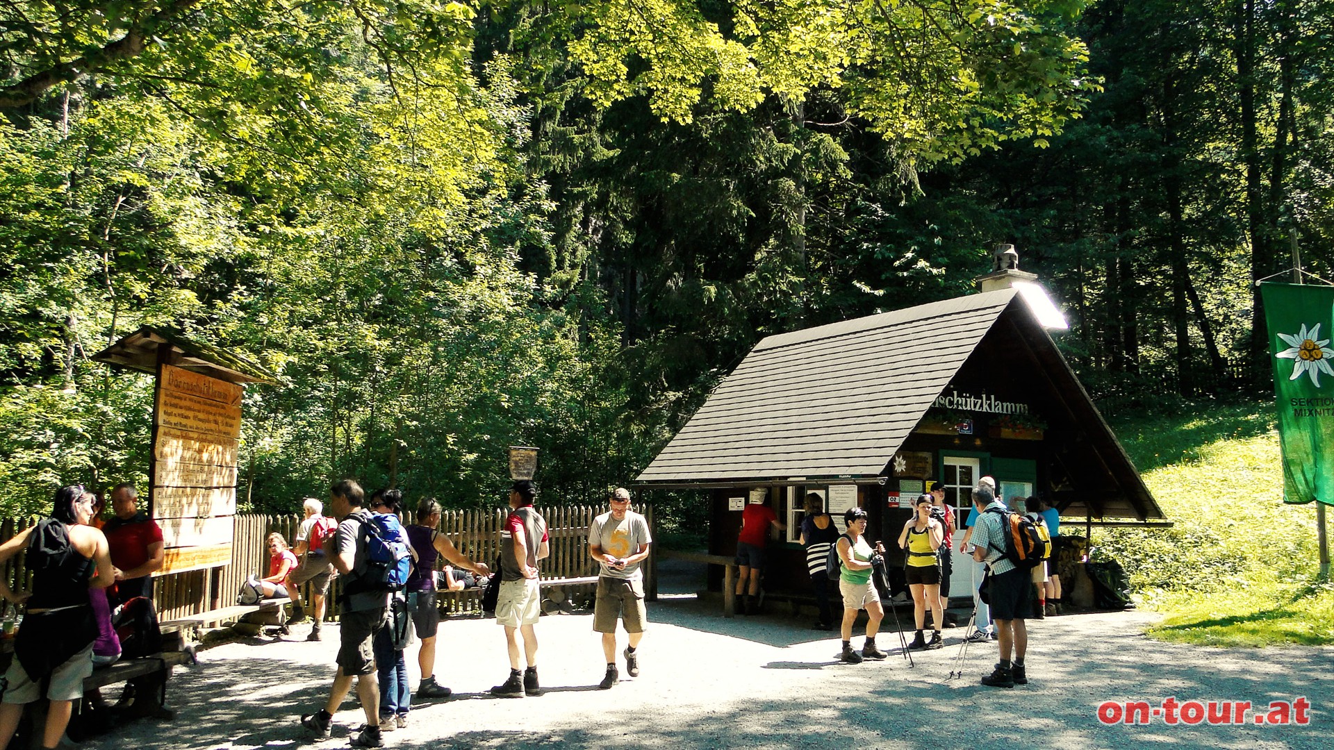 Bei der Hans-Kerl-Hütte, einer Diensthütte des Alpenvereins, ist ein kleiner Obolus für die Begehung der Steiganlage zu entrichten.
